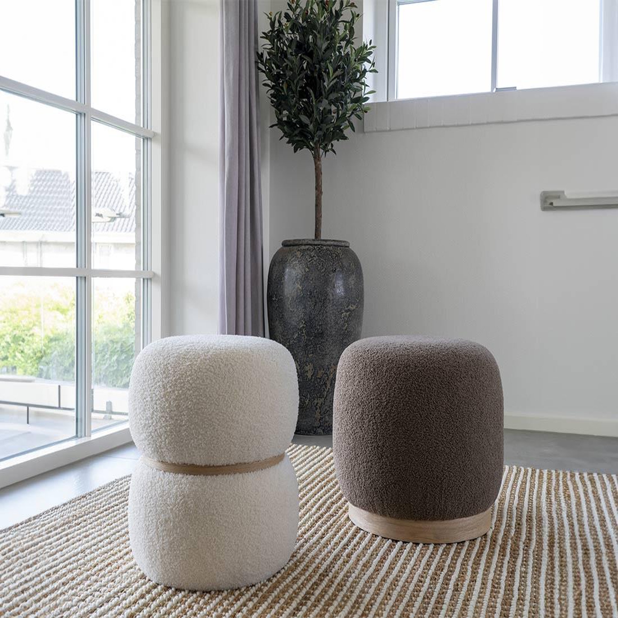Voir la diapositive 2 : LISA DESIGN Kasia - pouf - en tissu bouclette