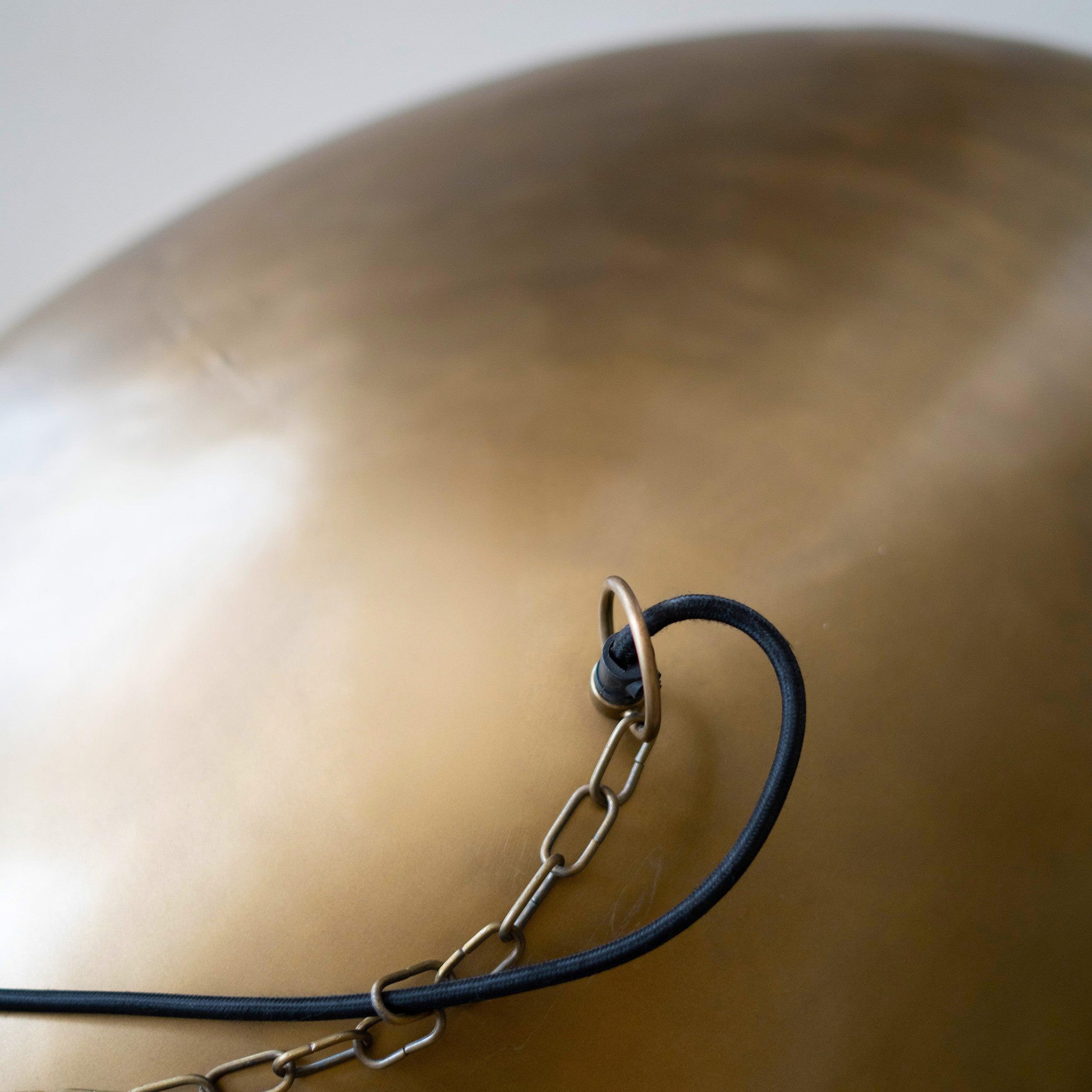 Voir la diapositive 6 : MAISON PAVANE Suspension en métal doré 74 cm-Pacha