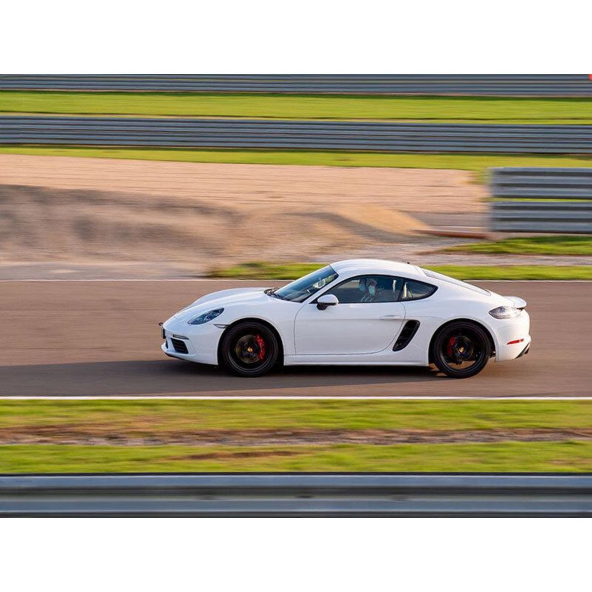 Smartbox Stage de pilotage : 4 tours sur le circuit de Mirecourt en Porsche Cayman S 718 - Coffret Cadeau Sport & Aventure