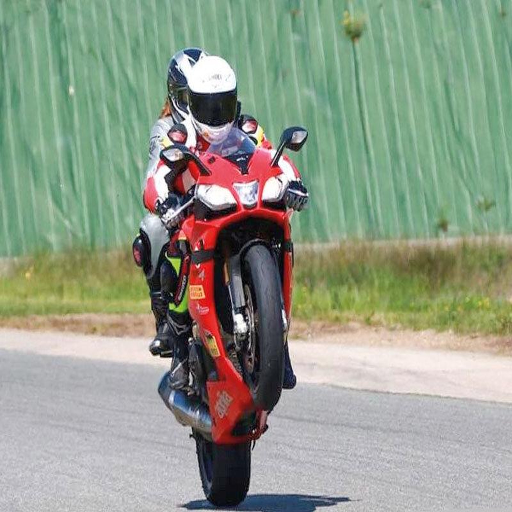 Voir la diapositive 3 : Smartbox Baptême en moto ou pilotage de voiture de sport sur le circuit de Magny-Cours - Coffret Cadeau Sport & Aventure