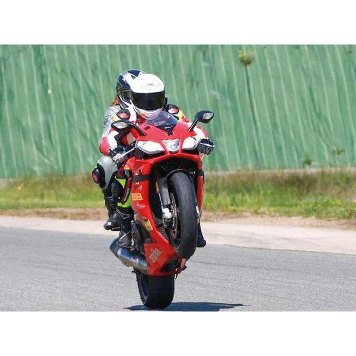 Smartbox Baptême en moto ou pilotage de voiture de sport sur le circuit de Magny-Cours - Coffret Cadeau Sport & Aventure