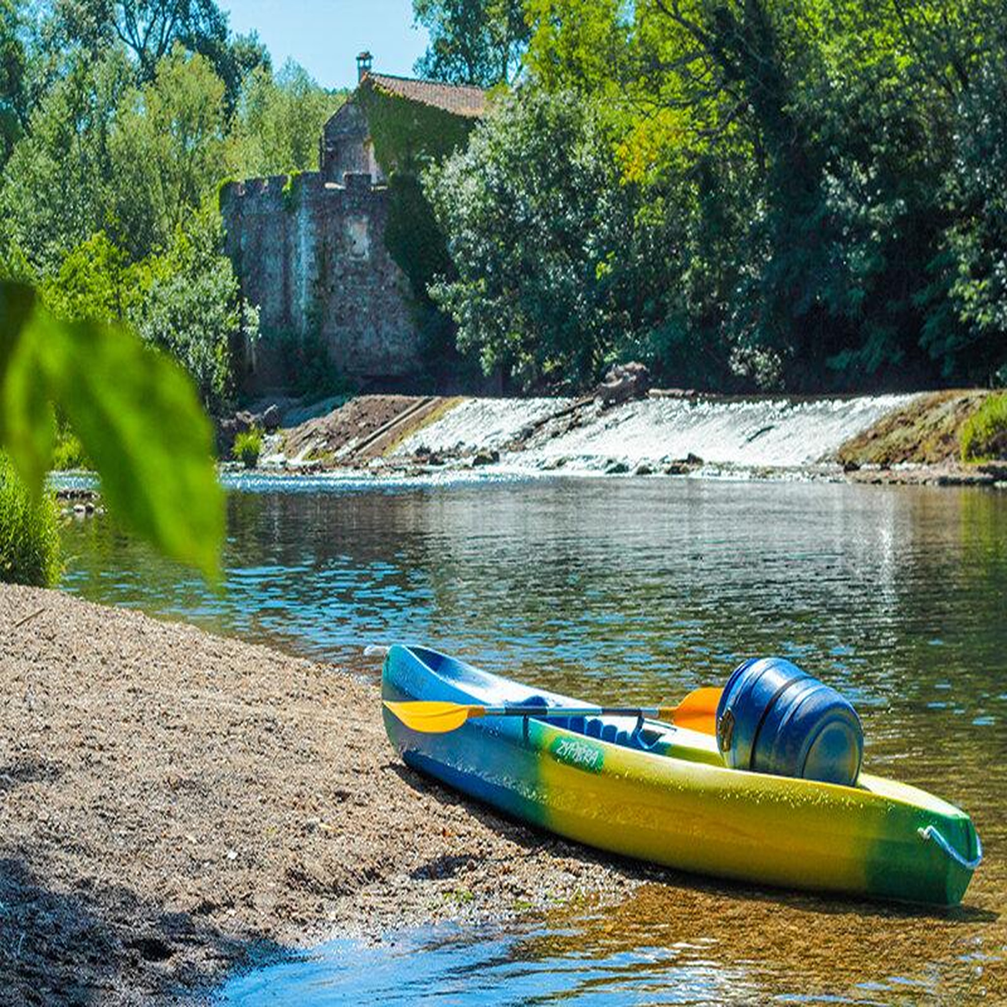 Voir la diapositive 2 : Smartbox Balade nautique en famille : une descente en canoë triplace ou canadia 4 places près d'alès - coffret cadeau sport & aventure