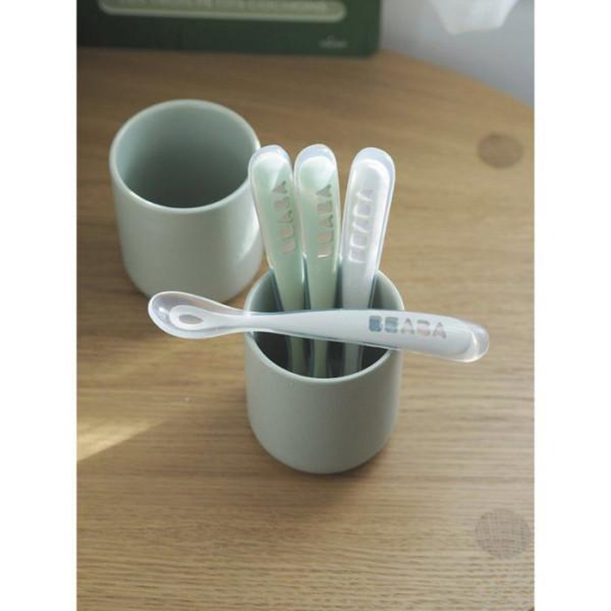 Voir la diapositive 4 : MARKET24 Lot de 4 cuilleres 1er âge silicone gris velours/vert sauge