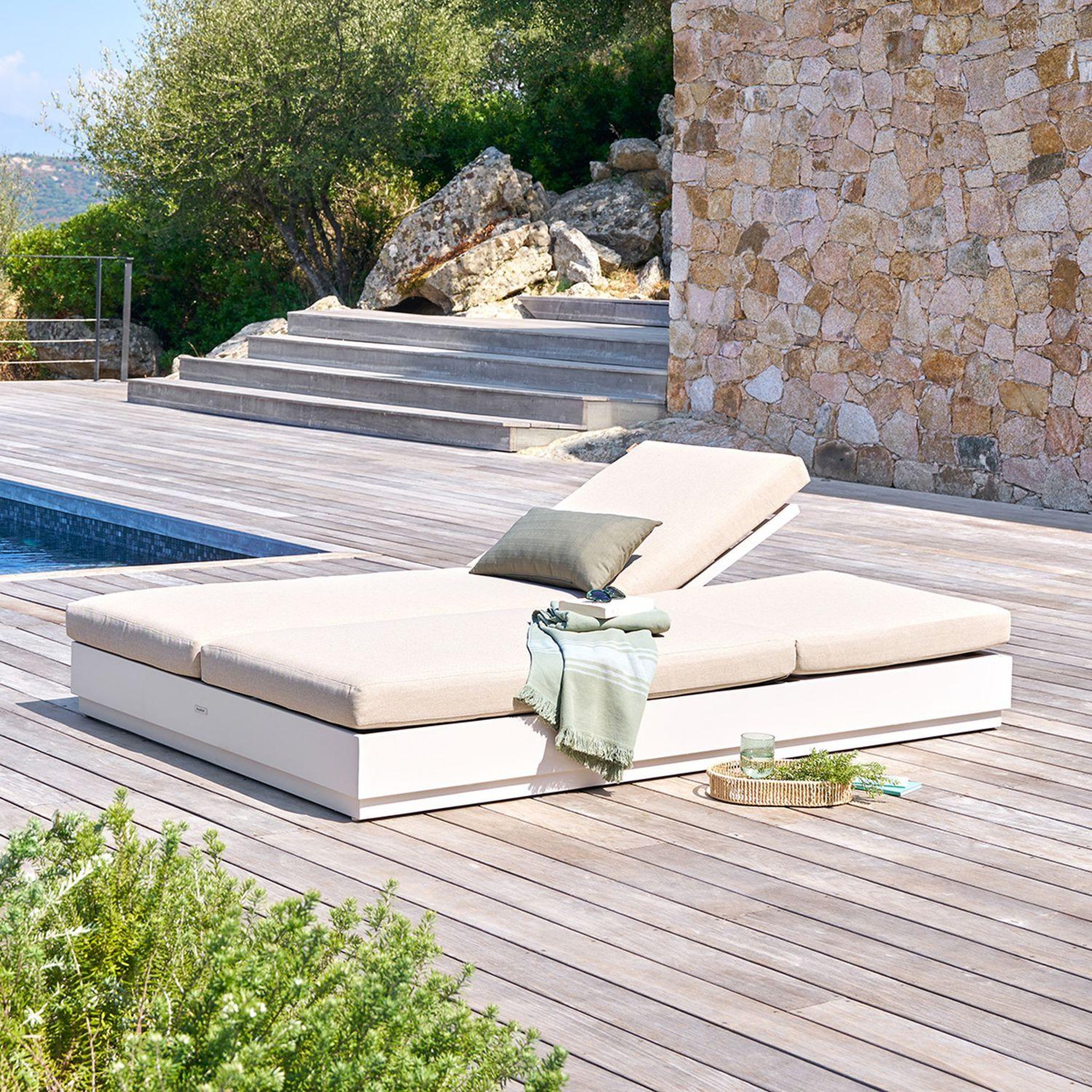 Voir la diapositive 2 : HESPERIDE Lit de piscine en aluminium 2 places allure