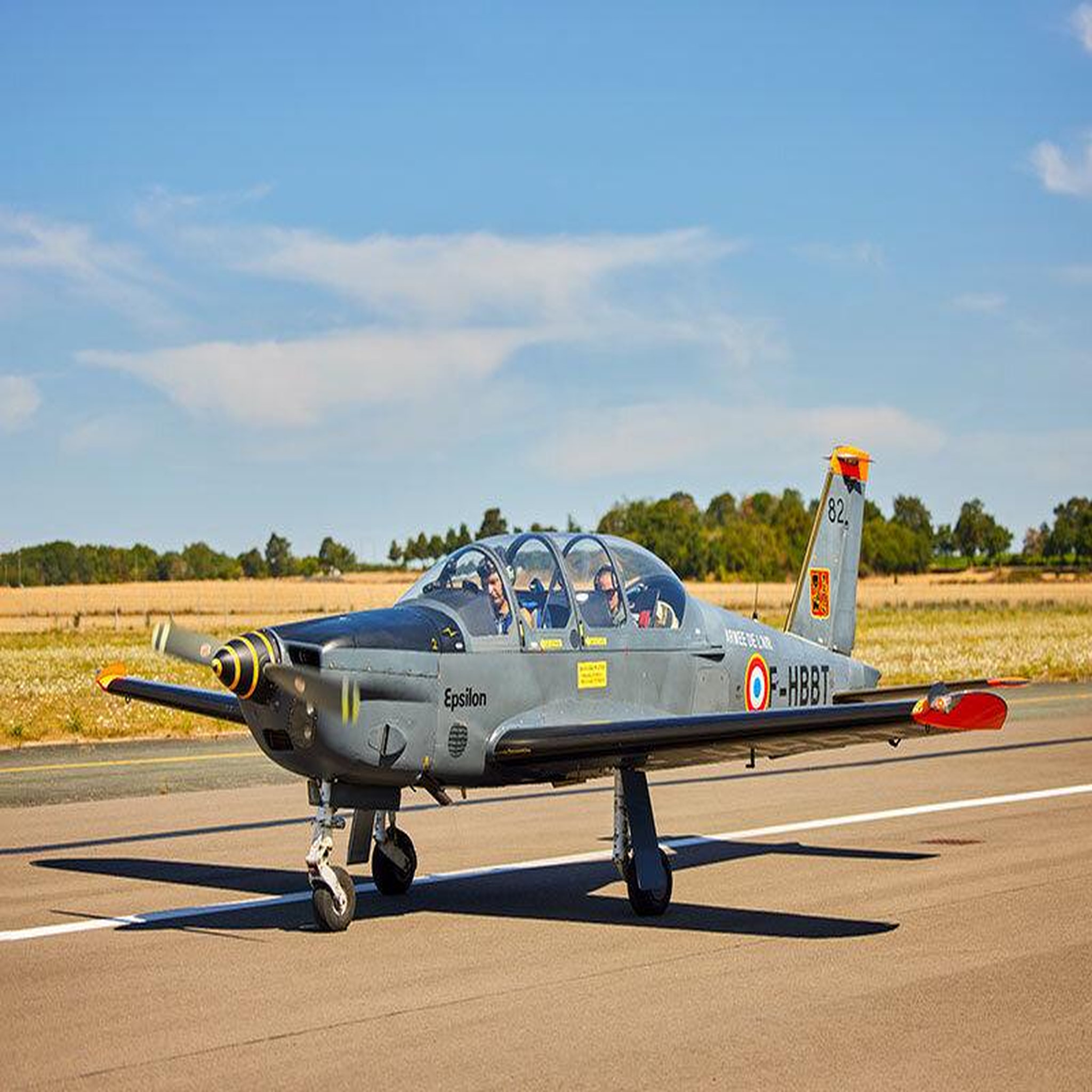 Voir la diapositive 3 : Smartbox Vol en avion militaire emblématique avec voltiges de 25 min près de paris - coffret cadeau sport & aventure