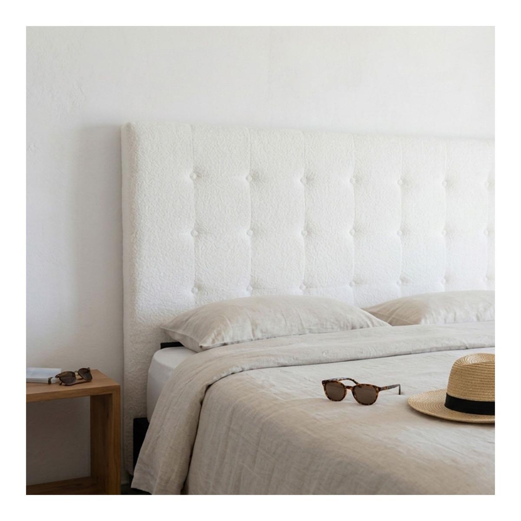 Voir la diapositive 4 : Paris Prix Tête de lit capitonnée bouclette  amor  180cm crème