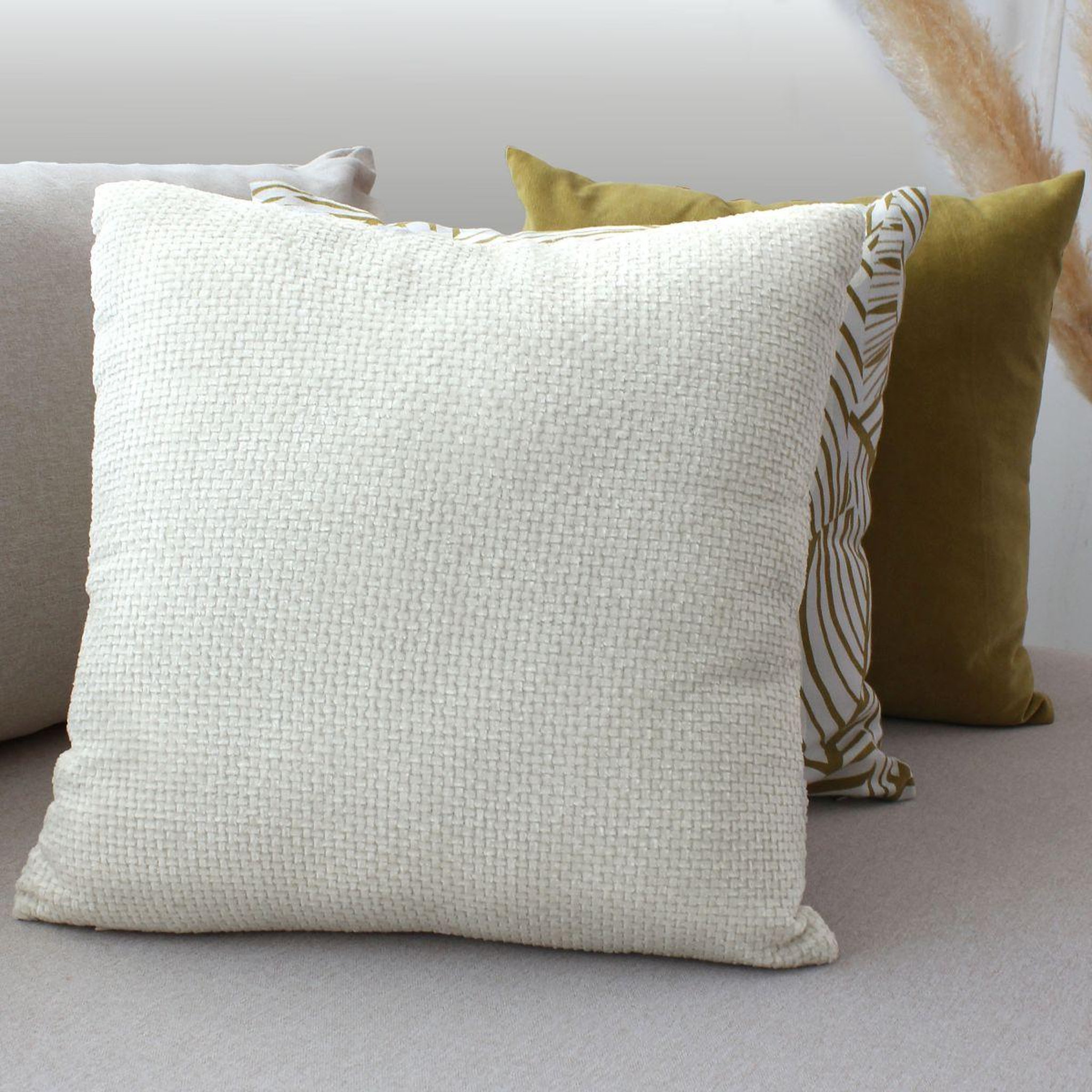 Voir la diapositive 3 : ENJOY HOME Coussin déco en velours  chenillé  40x40cm écru