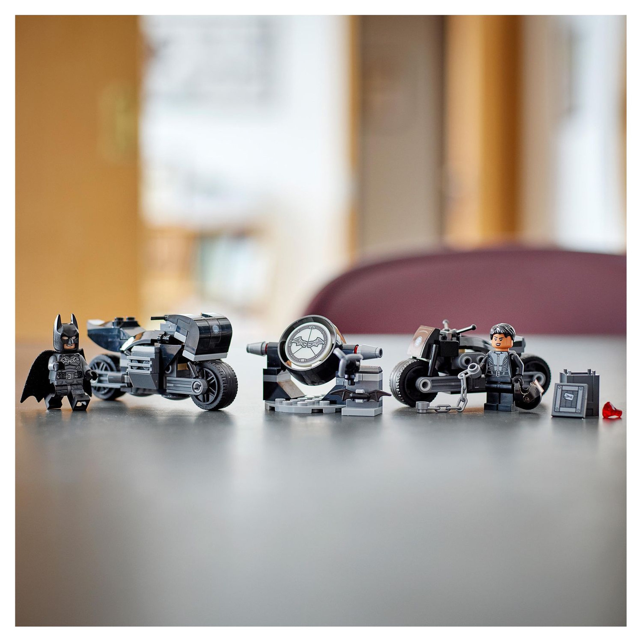 Voir la diapositive 7 : LEGO DC 796179 La course poursuite de Batman et Selina Kyle 