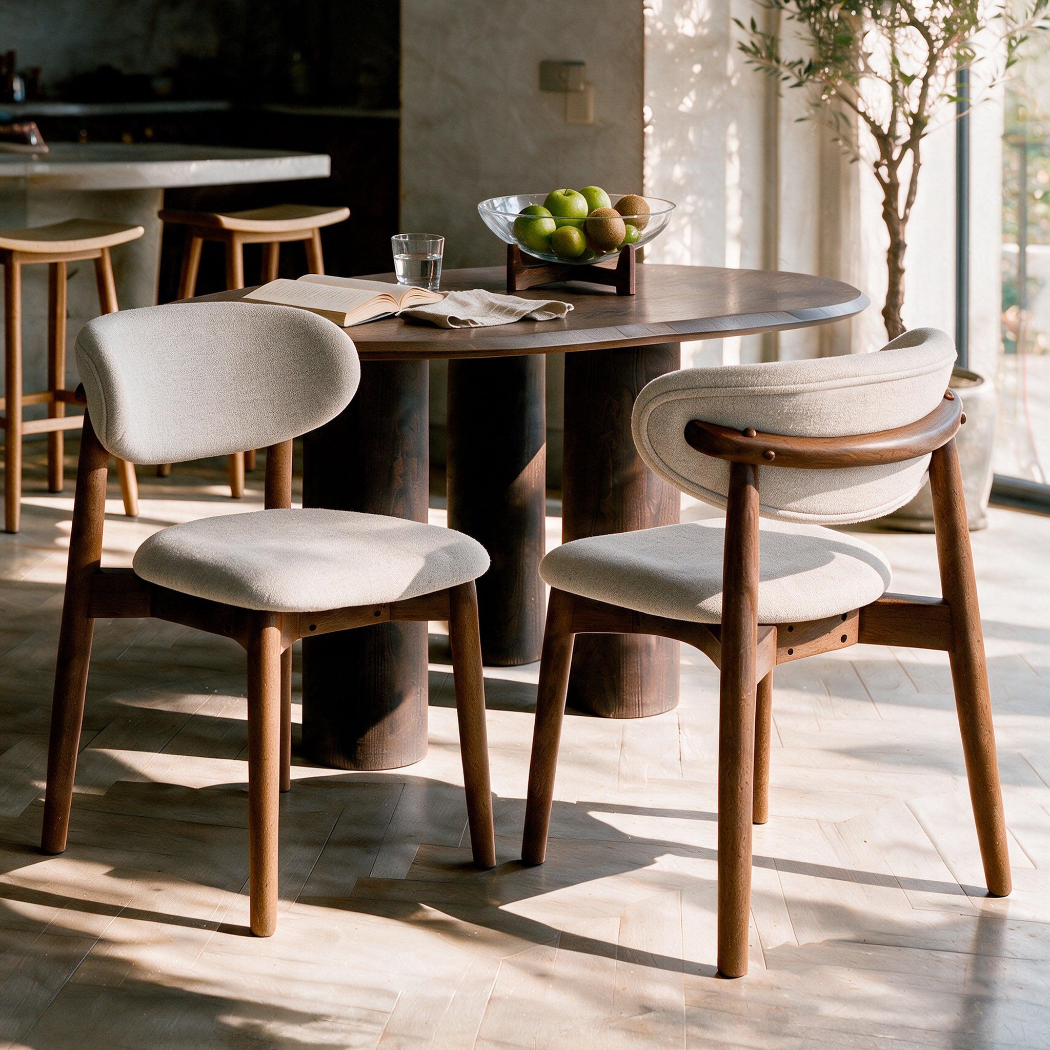 Voir la diapositive 2 : MAISON PAVANE Lot de 2 chaises en tissu beige et bois d'hévéa foncé-yuna