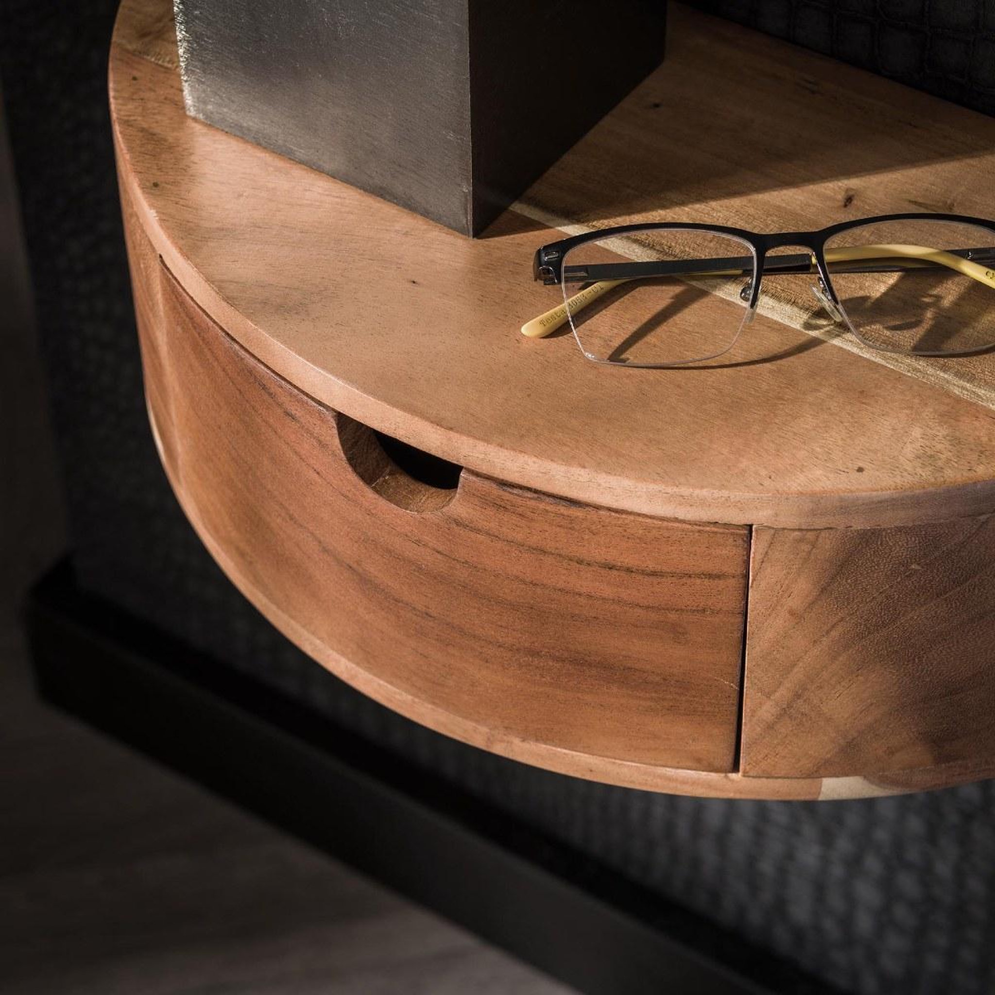 Voir la diapositive 4 : JLC KREATION Table de chevet en bois massif curva 1 tiroir