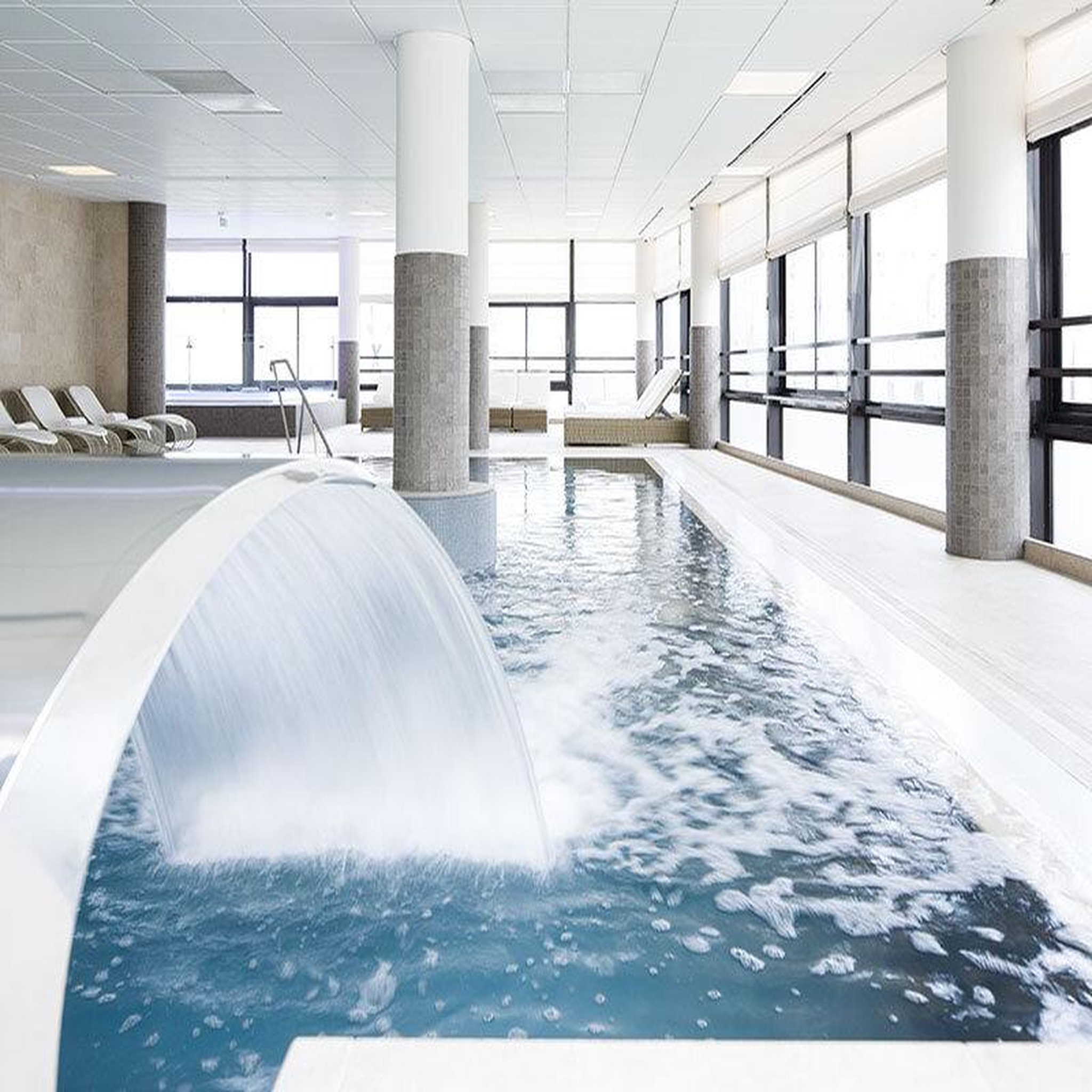 Voir la diapositive 3 : Smartbox Bien-être en hôtel 4* à Aix-les-Bains : 2 jours en suite avec accès à l'espace aqua-détente - Coffret Cadeau Séjour