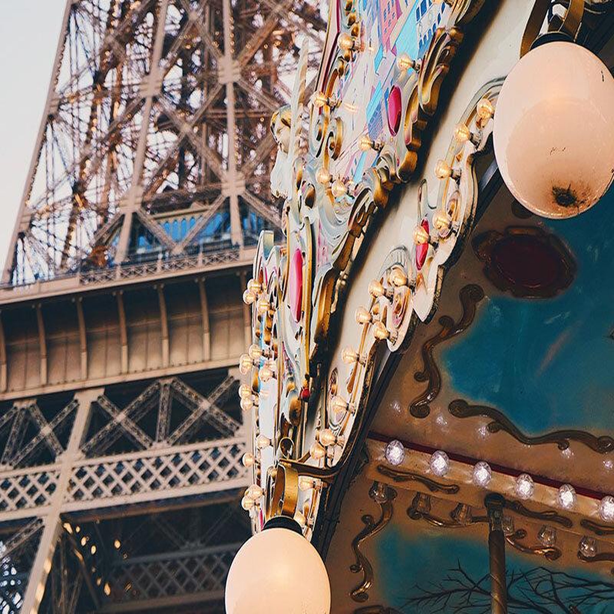 Voir la diapositive 2 : Smartbox Un accès de 2h au sommet de la tour eiffel et une croisière sur la seine - coffret cadeau multi-thèmes