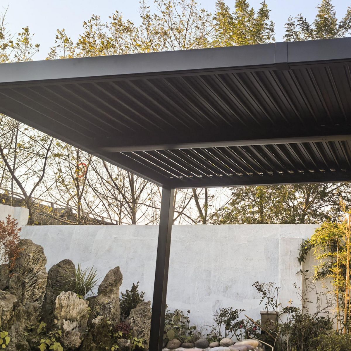 CONCEPT USINE Pergola bioclimatique 4x3m structure et lames en aluminium gris anthracite NAXOS