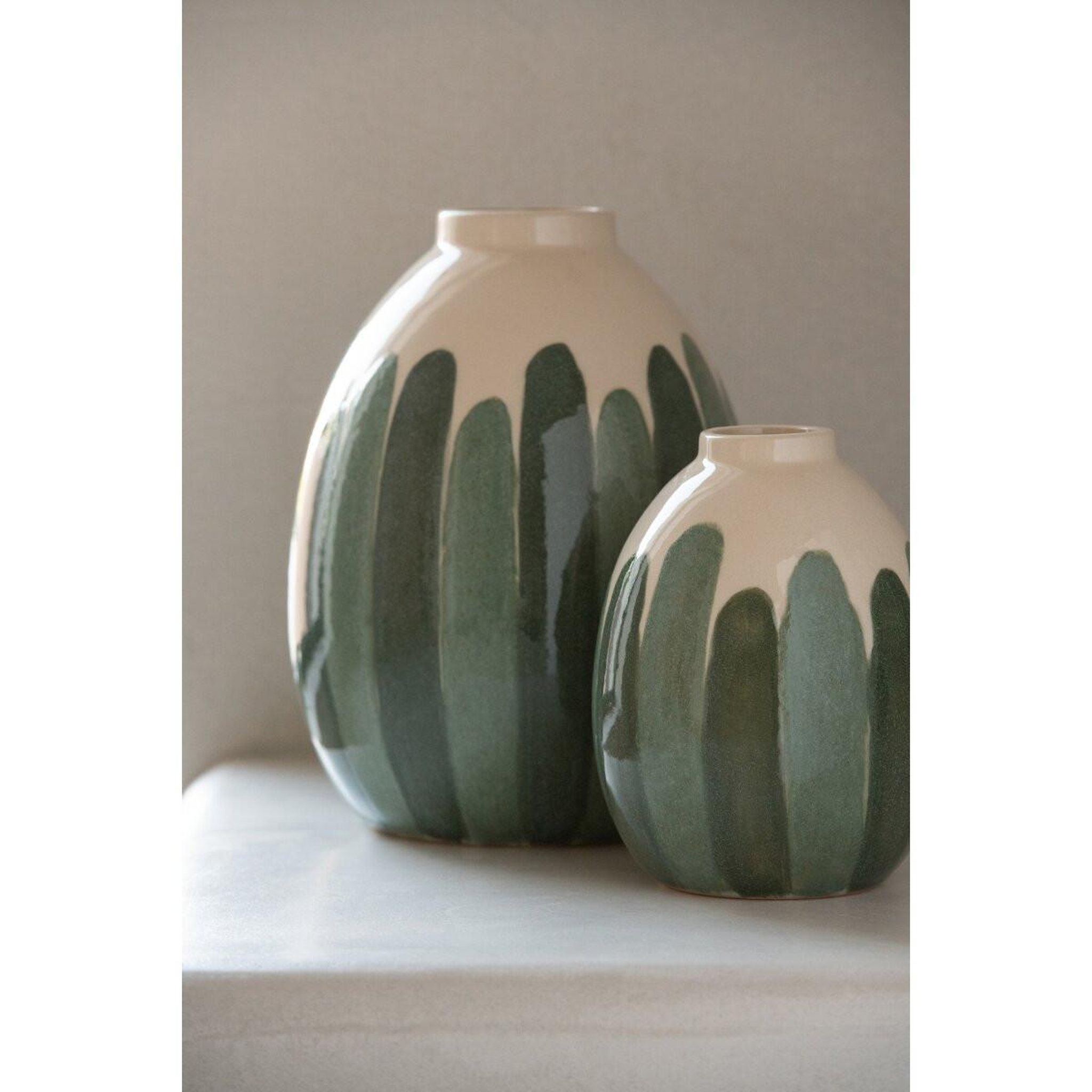 Voir la diapositive 3 : J-LINE Vase design en grès  joris  20cm vert