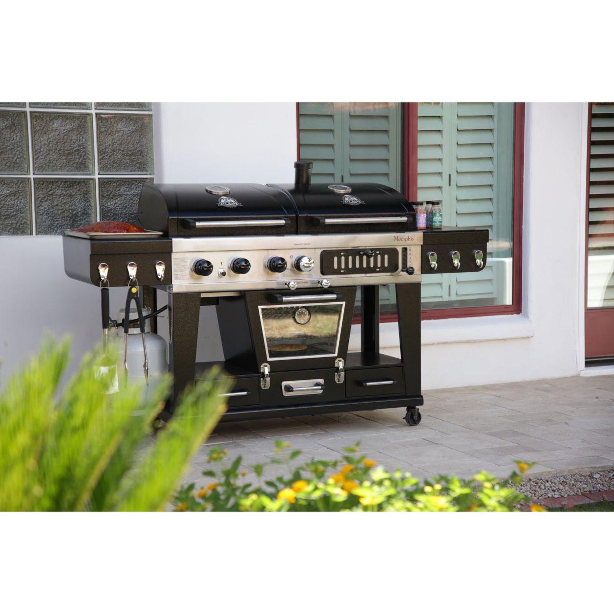 Voir la diapositive 5 : PITBOSS Barbecue gaz memphis 2.0, sur chariot , une zone de cuisson gaz, une charbon et un fumoir électrique 3 étages.