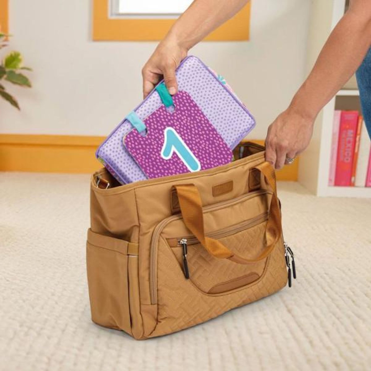 Bright Starts BRIGHTS STARTS Petit tapis d'éveil bébé pliable rose, arche de jeux, 5 jouets bébé, miroir, cartes, boulier et anneau de de