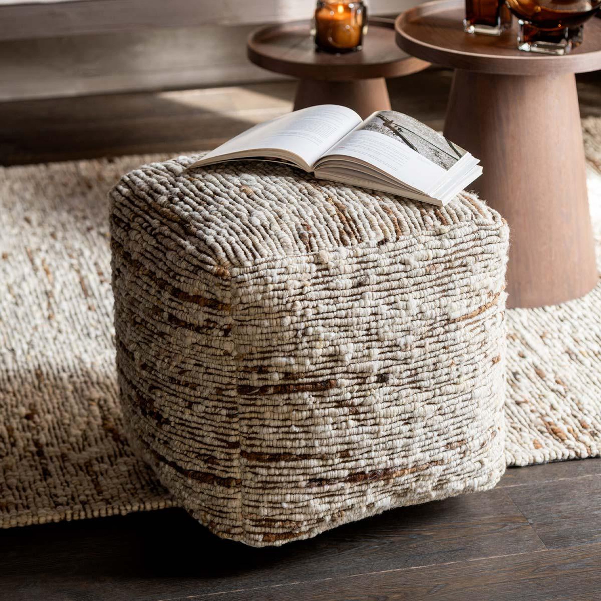 Voir la diapositive 3 : J-LINE Pouf tissé en laine  wild  45cm écru