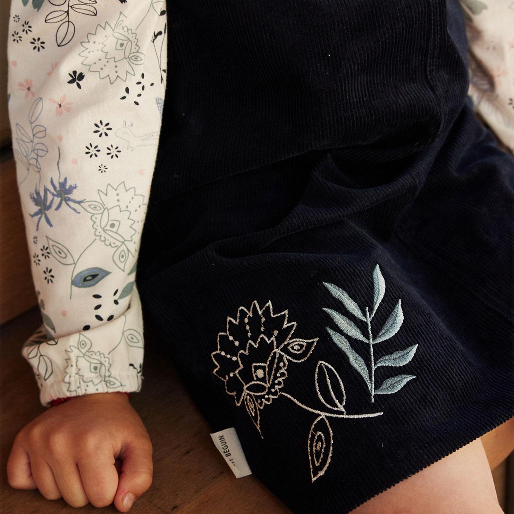 Voir la diapositive 4 : PETIT BEGUIN Robe enfant en velours côtelé belle de nuit