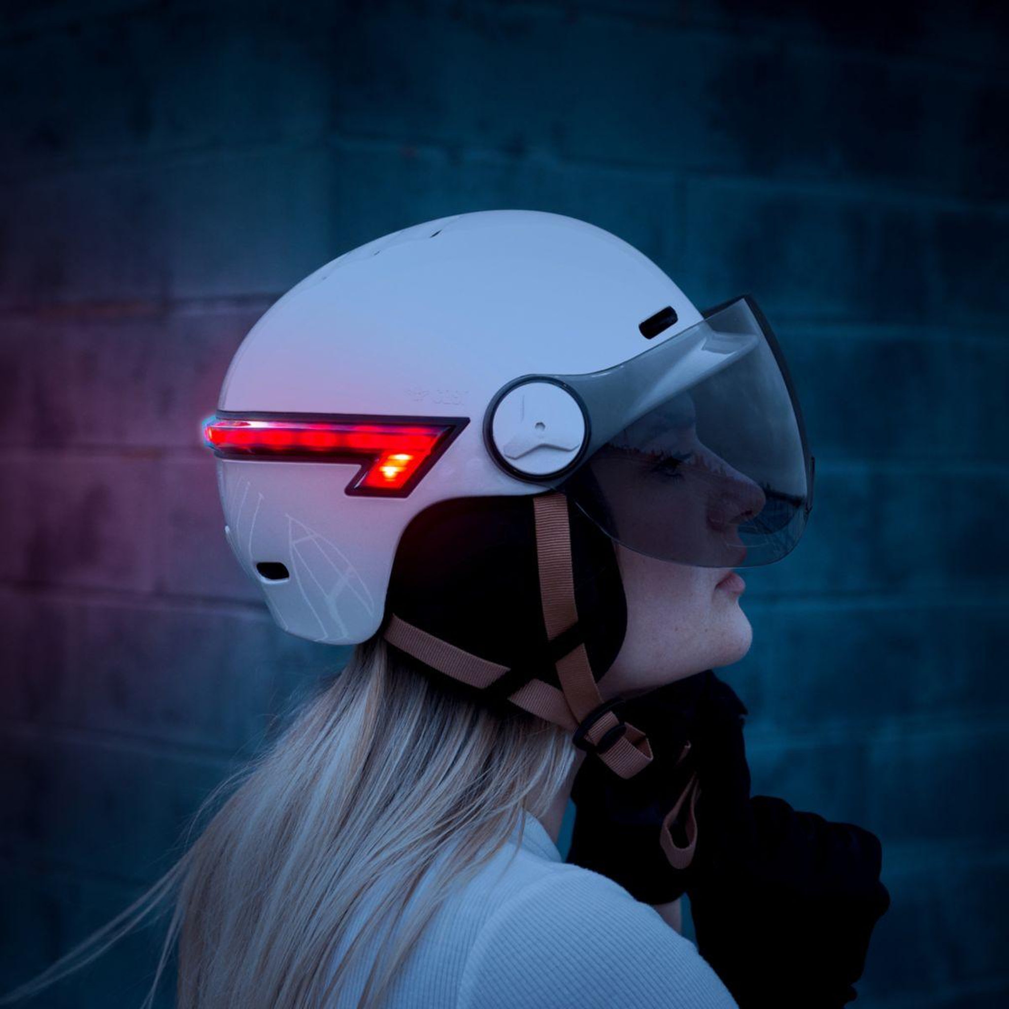 Voir la diapositive 4 : CASR Casque trottinette led glow crème taille l
