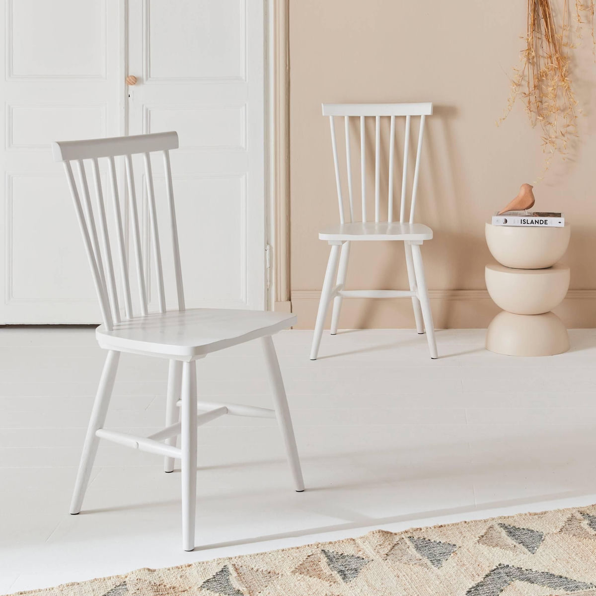 SWEEEK Lot de 2 chaises blanches à barreaux en bois d'hévéa. ROMIE. L 50.8 x P 44.2 x H 90cm.