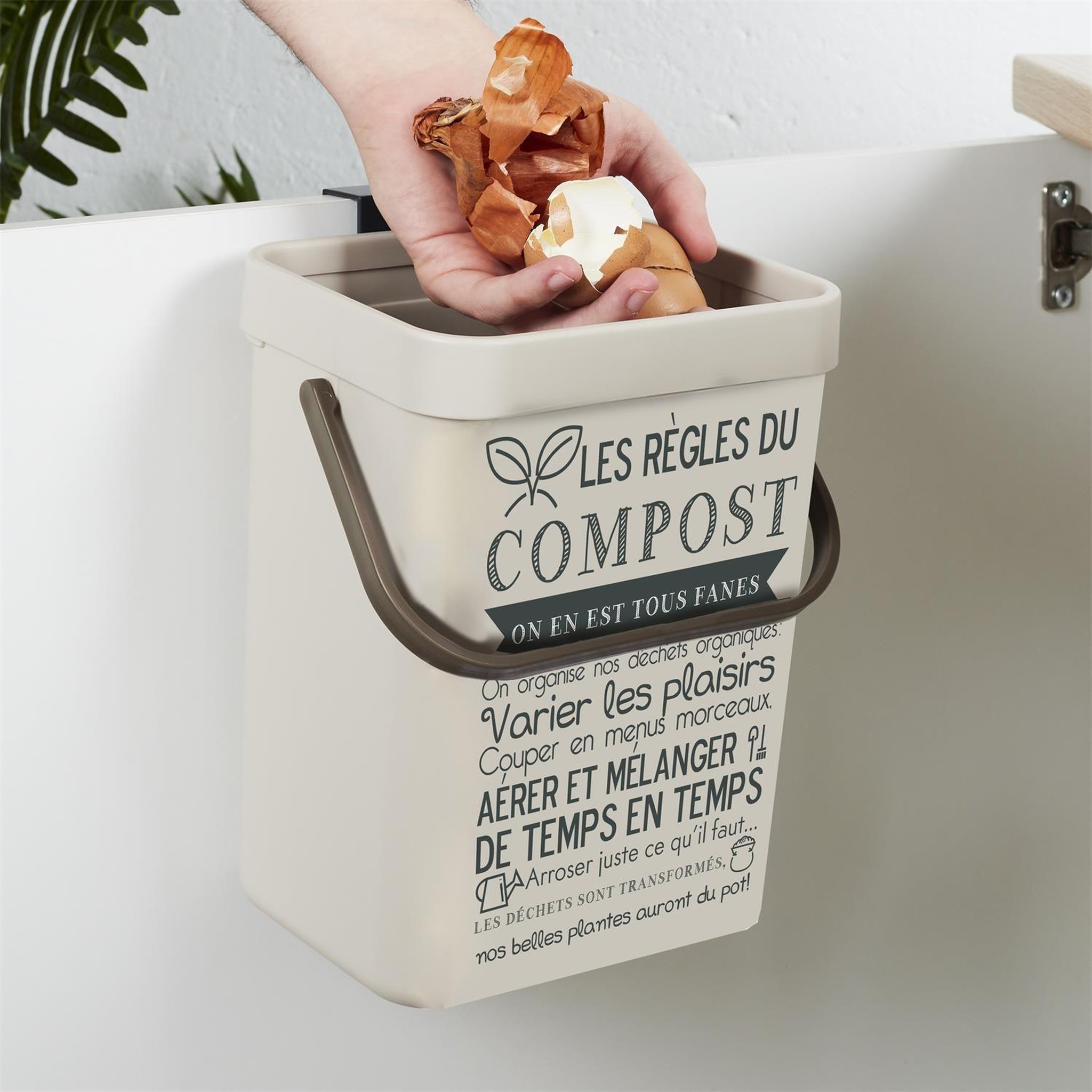 Voir la diapositive 2 : Je cherche une idee Poubelle de compostage 5 l avec accroche