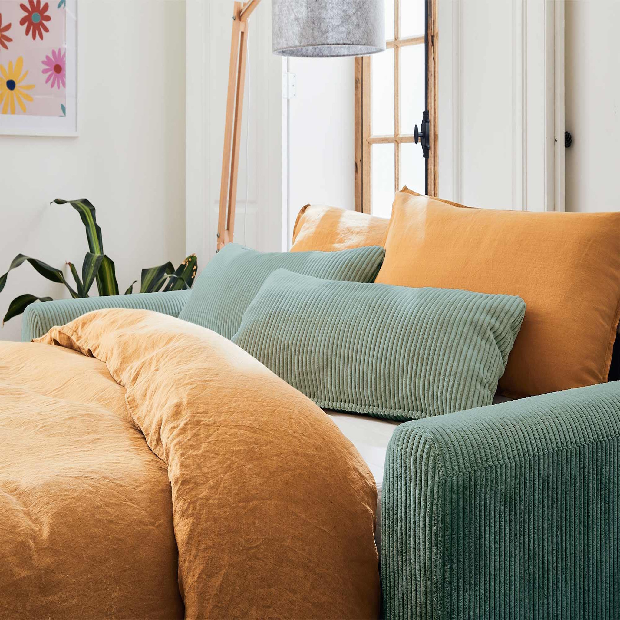 Voir la diapositive 5 : LISA DESIGN Owen - canapé 3 places convertible express couchage quotidien 140 cm matelas 12 cm en velours côtelé