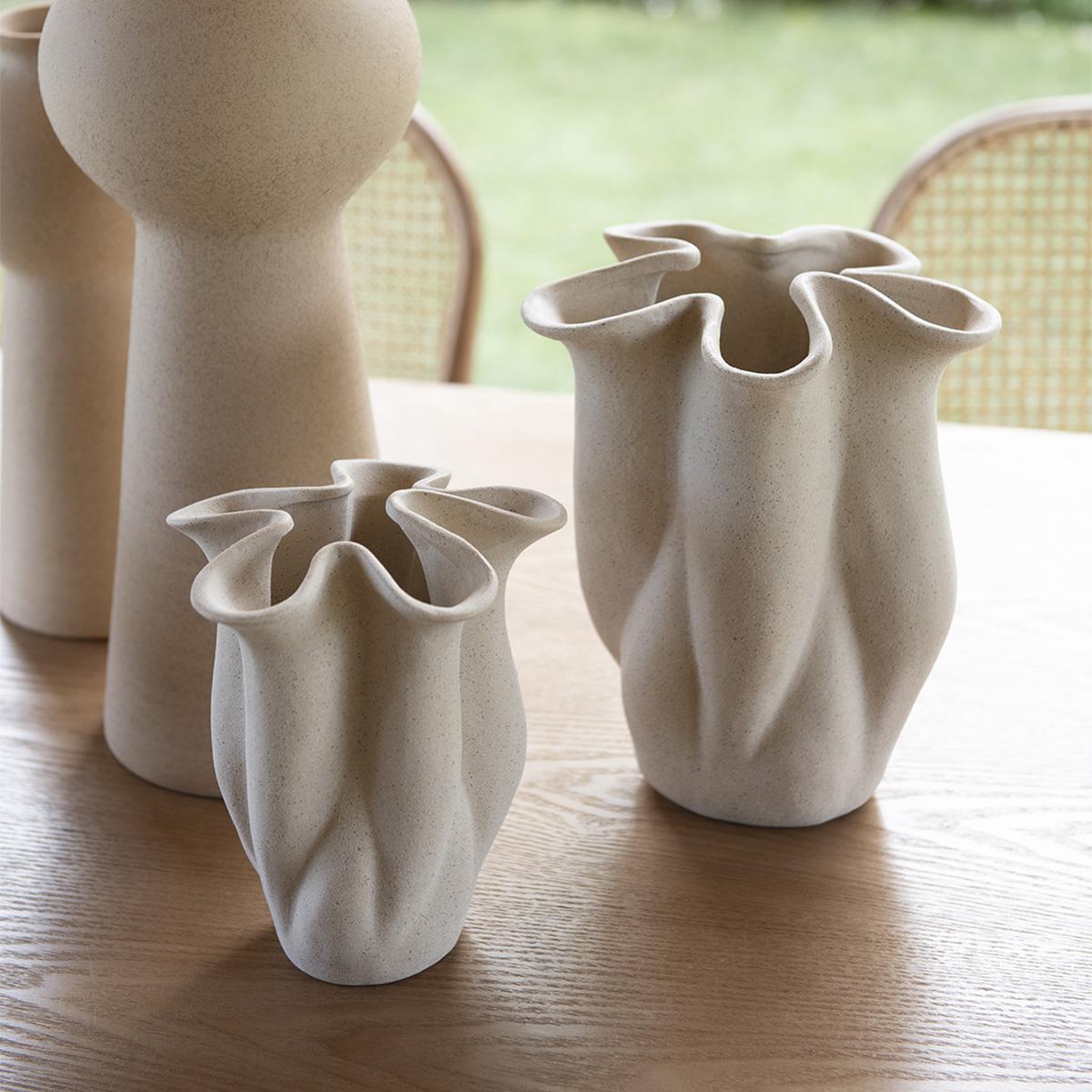 Voir la diapositive 2 : MAISON AUBERTIN Vase - céramique grège - fiore - 20x19x24 cm