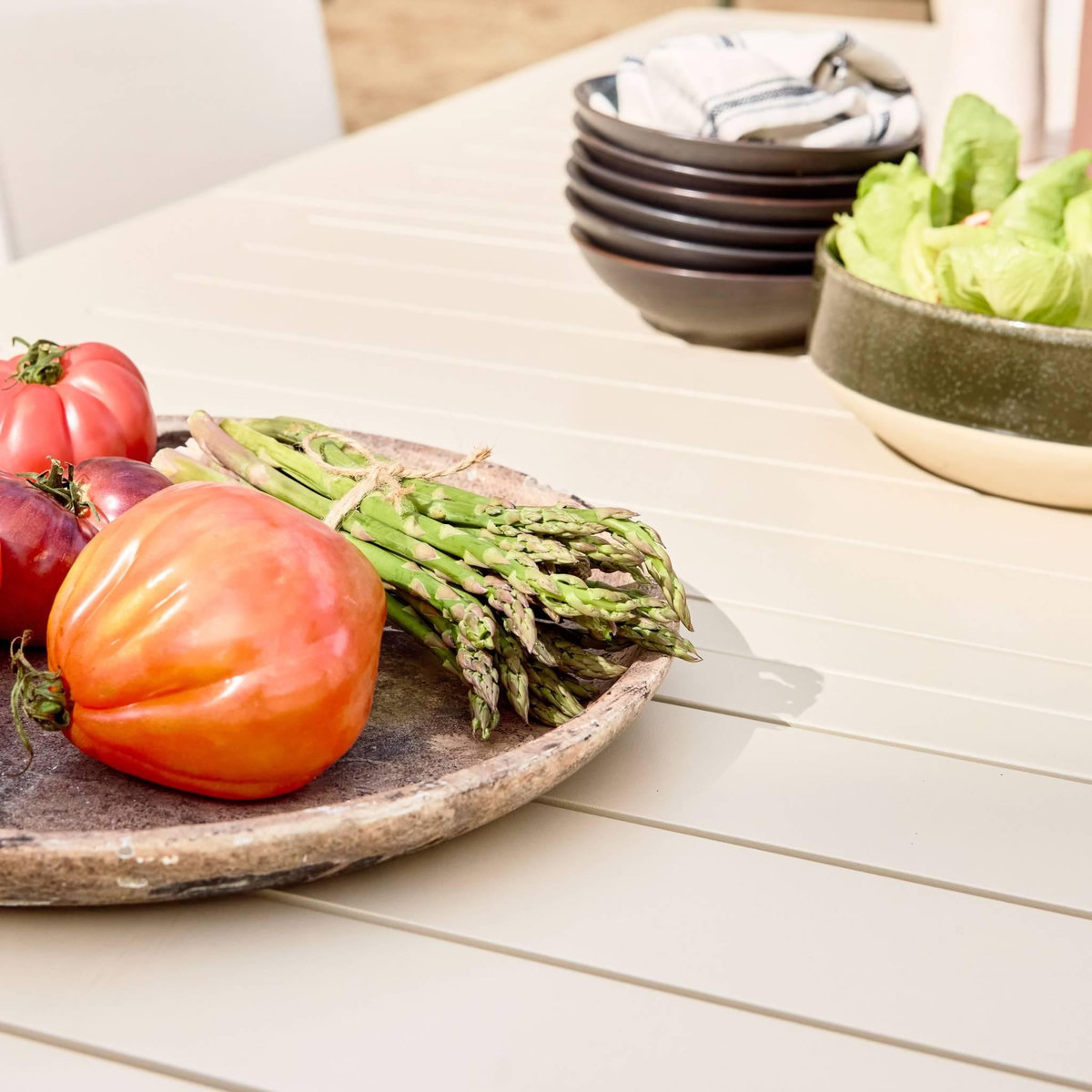 SWEEEK Table de jardin extensible aluminium + 10 assises aluminium et textilène beige. 8 chaises. 2 fauteuils. 10 places. 290 x 100 x 75 cm