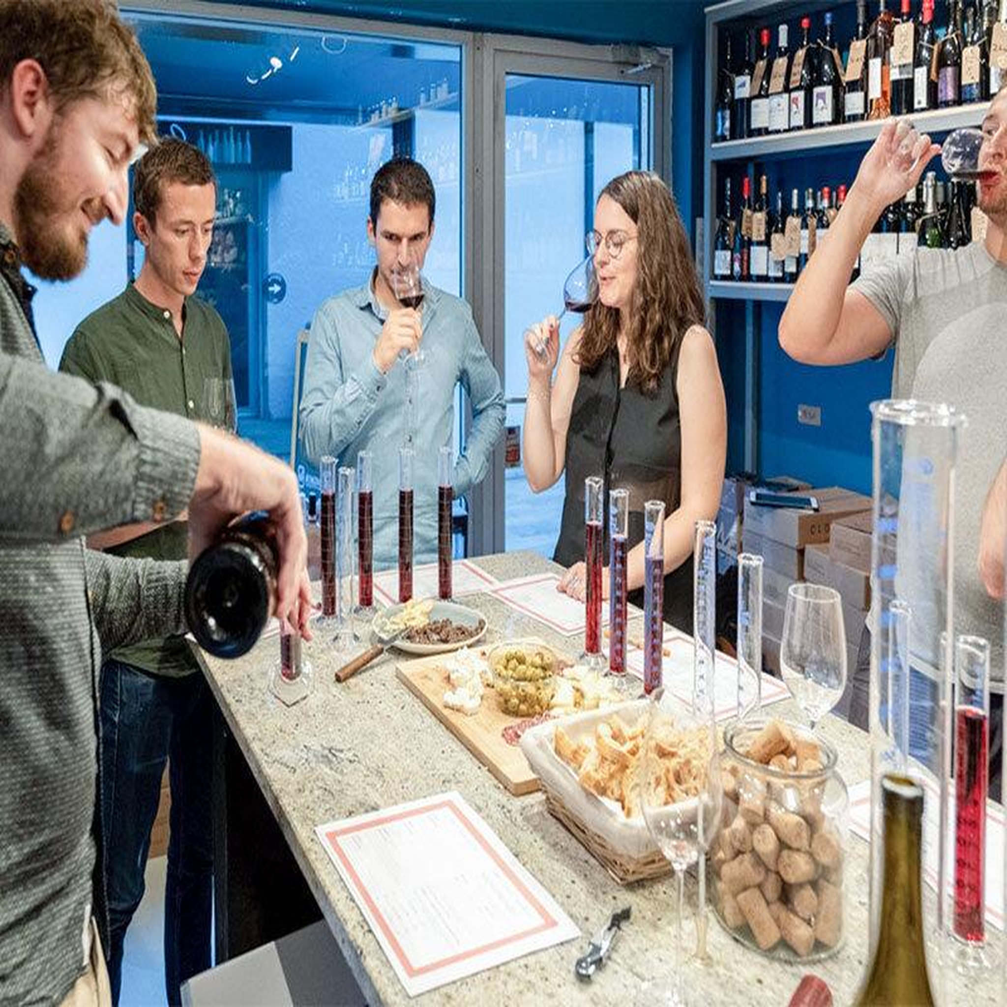 Voir la diapositive 2 : Smartbox Passion œnologie : 2h30 d'initiation d'assemblage de vin pour 2 avec bouteille à emporter - coffret cadeau gastronomie
