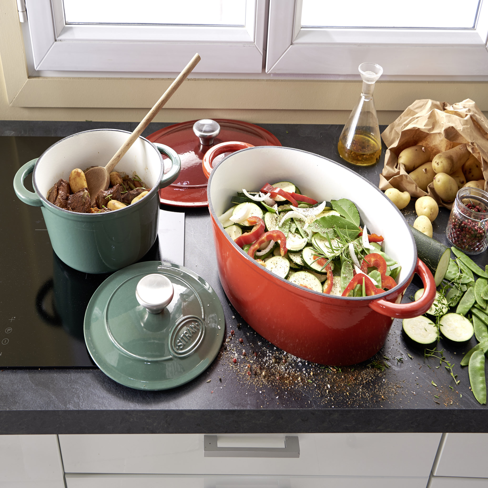 Voir la diapositive 2 : SITRAM Cocotte en fonte ovale induction 9 litres vert sauge intérieur blanc