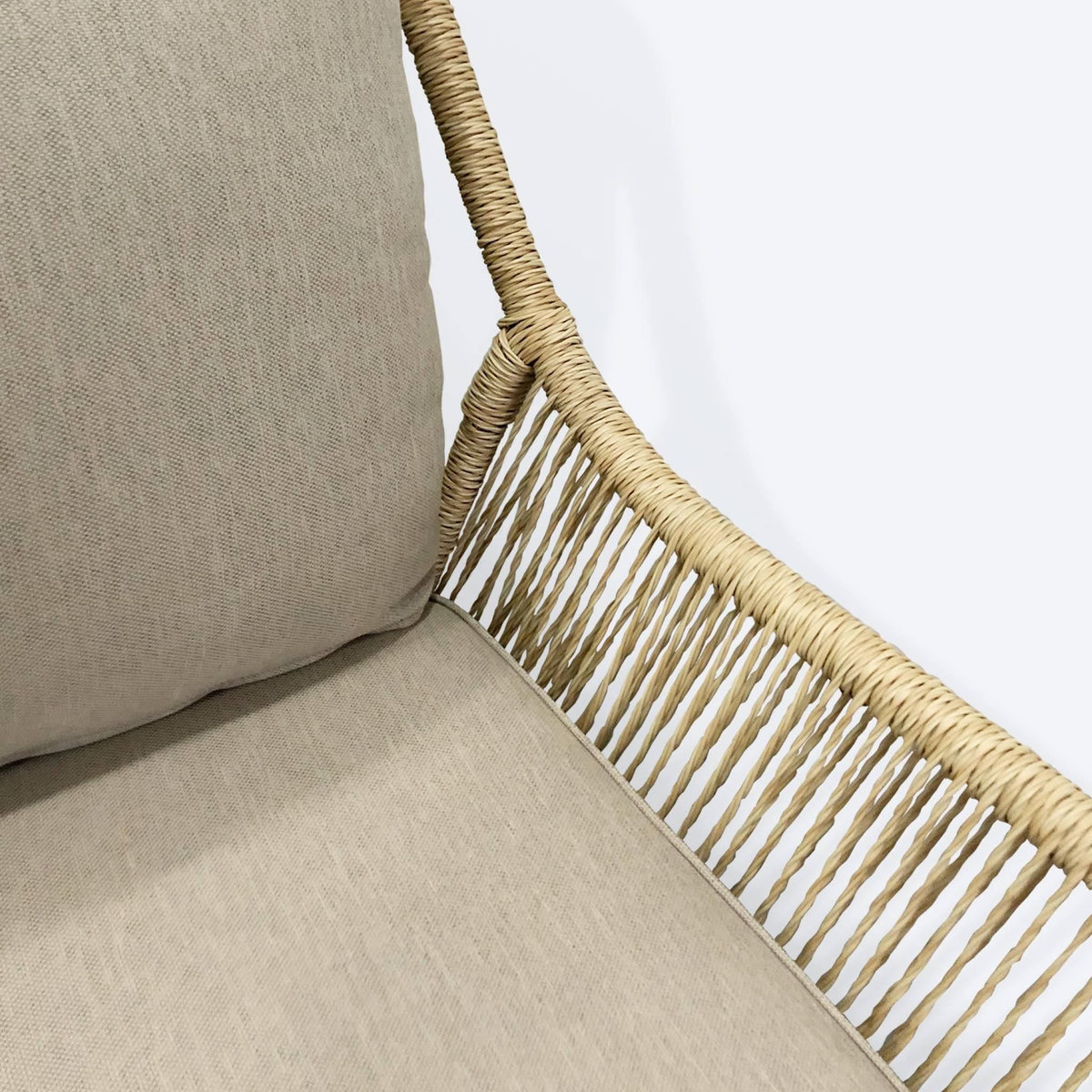 SWEEEK Salon de jardin bas 4 places KUTA – résine tressée effet corde, coussins beiges