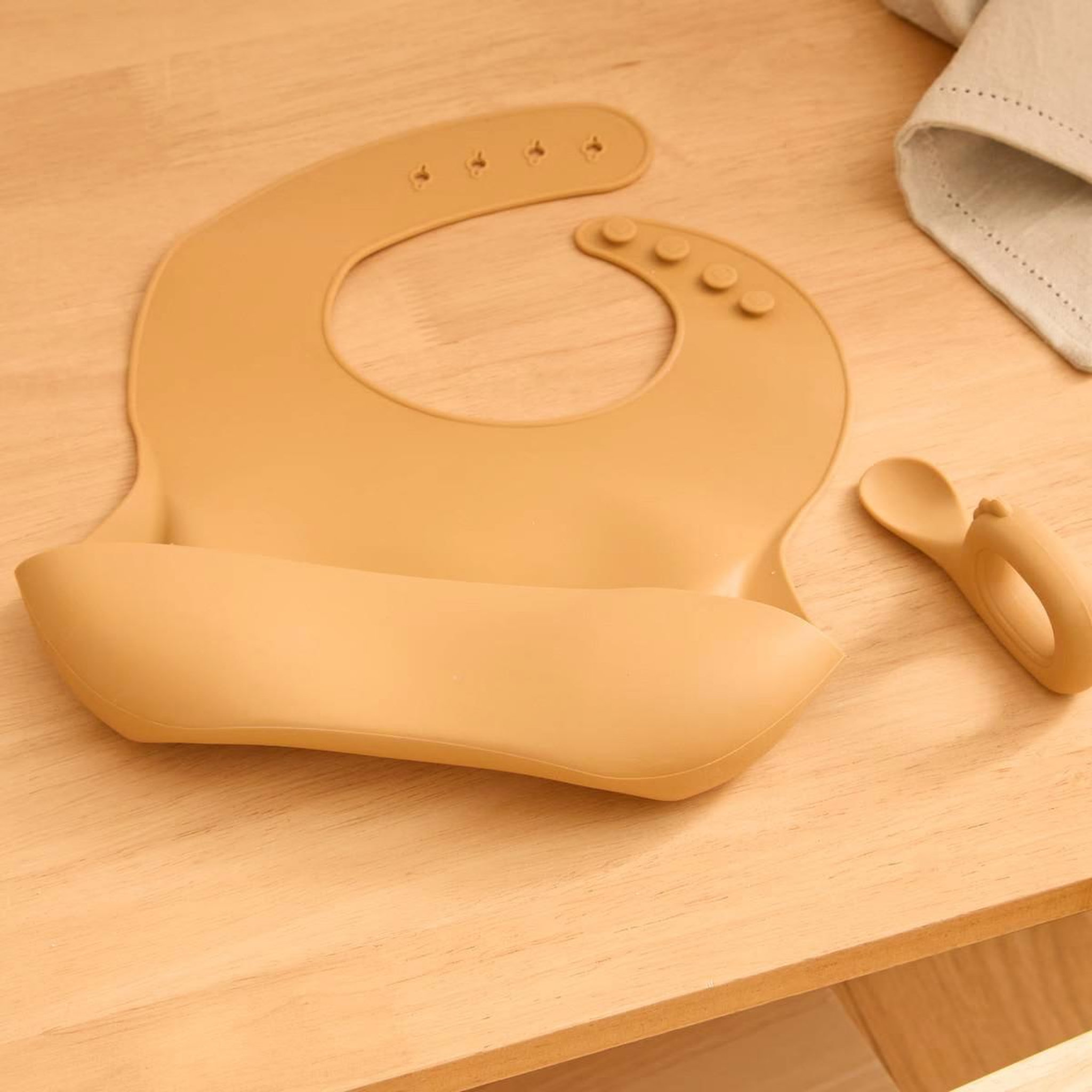 Voir la diapositive 2 : Atmosphera Kids Set bavoir & cuillère en silicone  yum  26cm ocre