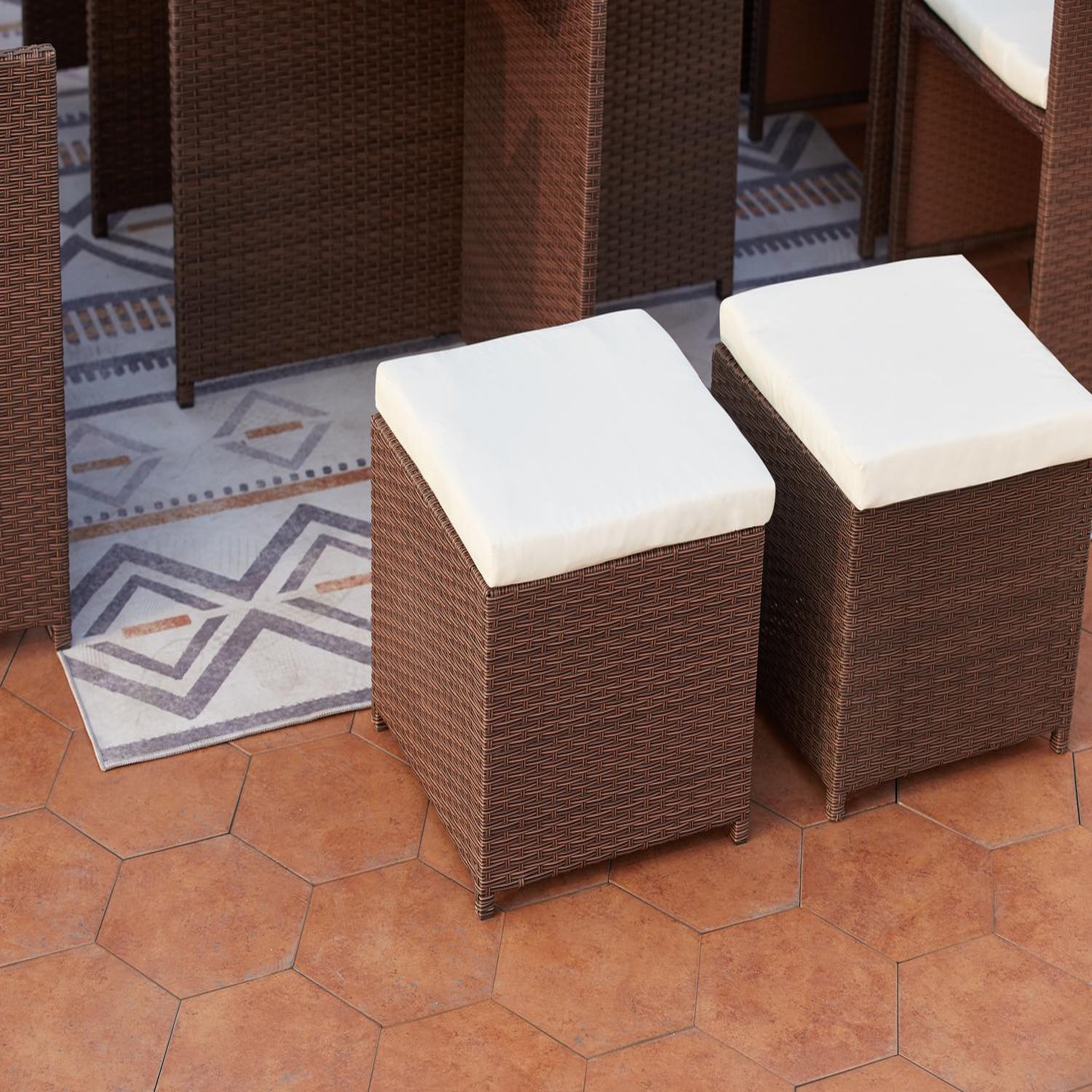 Voir la diapositive 4 : CONCEPT USINE Table et chaises 12 places encastrables résine marron-blanc monaco