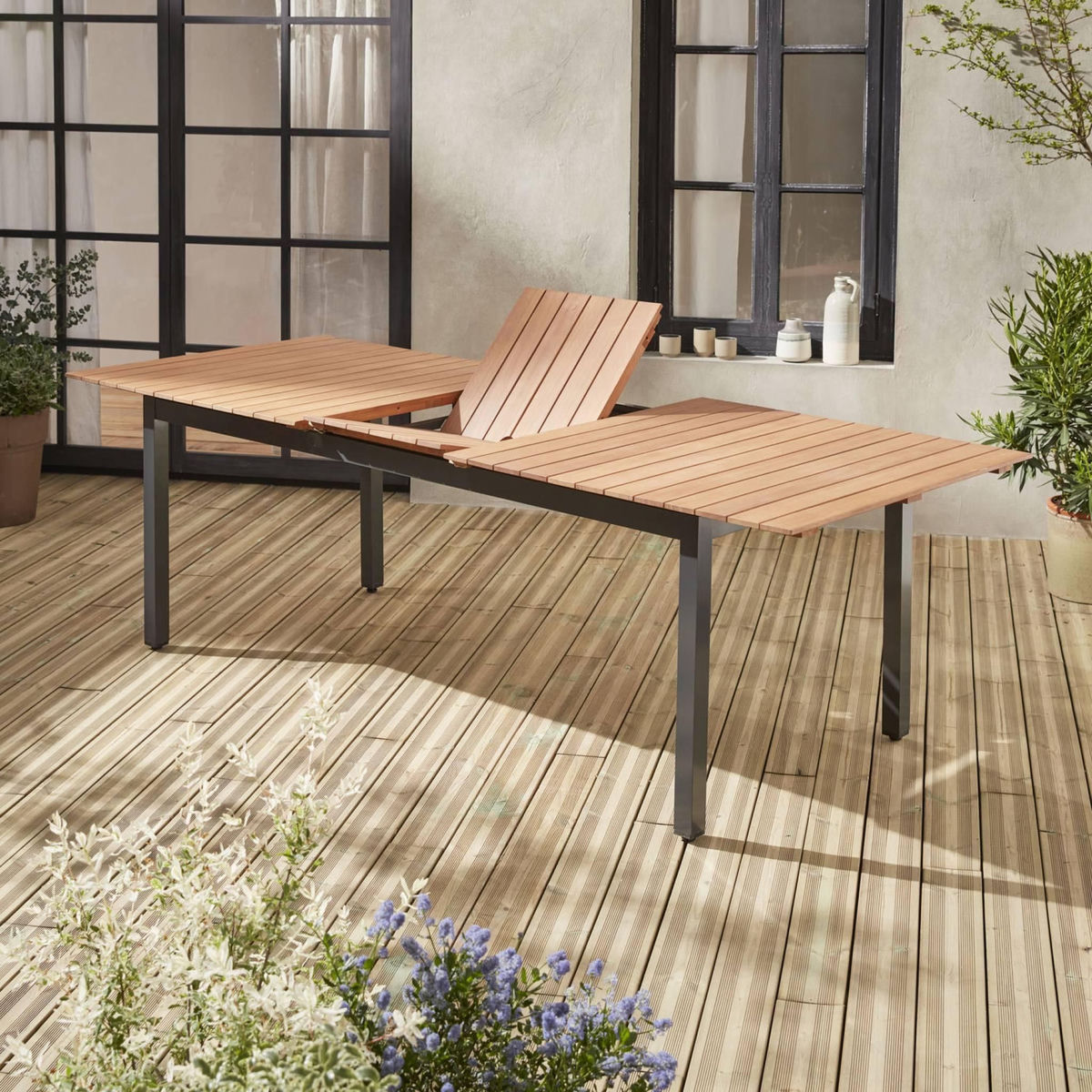 SWEEEK Table de jardin en bois aluminium extensible 200/250cm avec rallonge - Sevilla - bois d'Eucalyptus huilé et structure anthracite