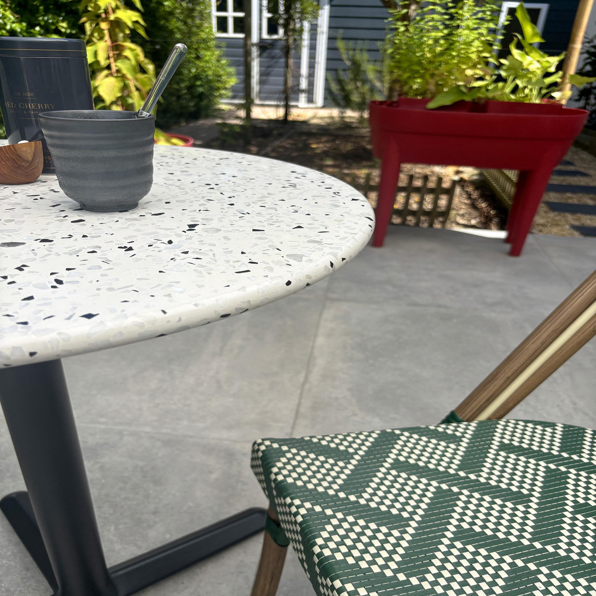 Voir la diapositive 4 : DCB GARDEN Ensemble repas de jardin en acier et plateau rond terrazzo (2 places)