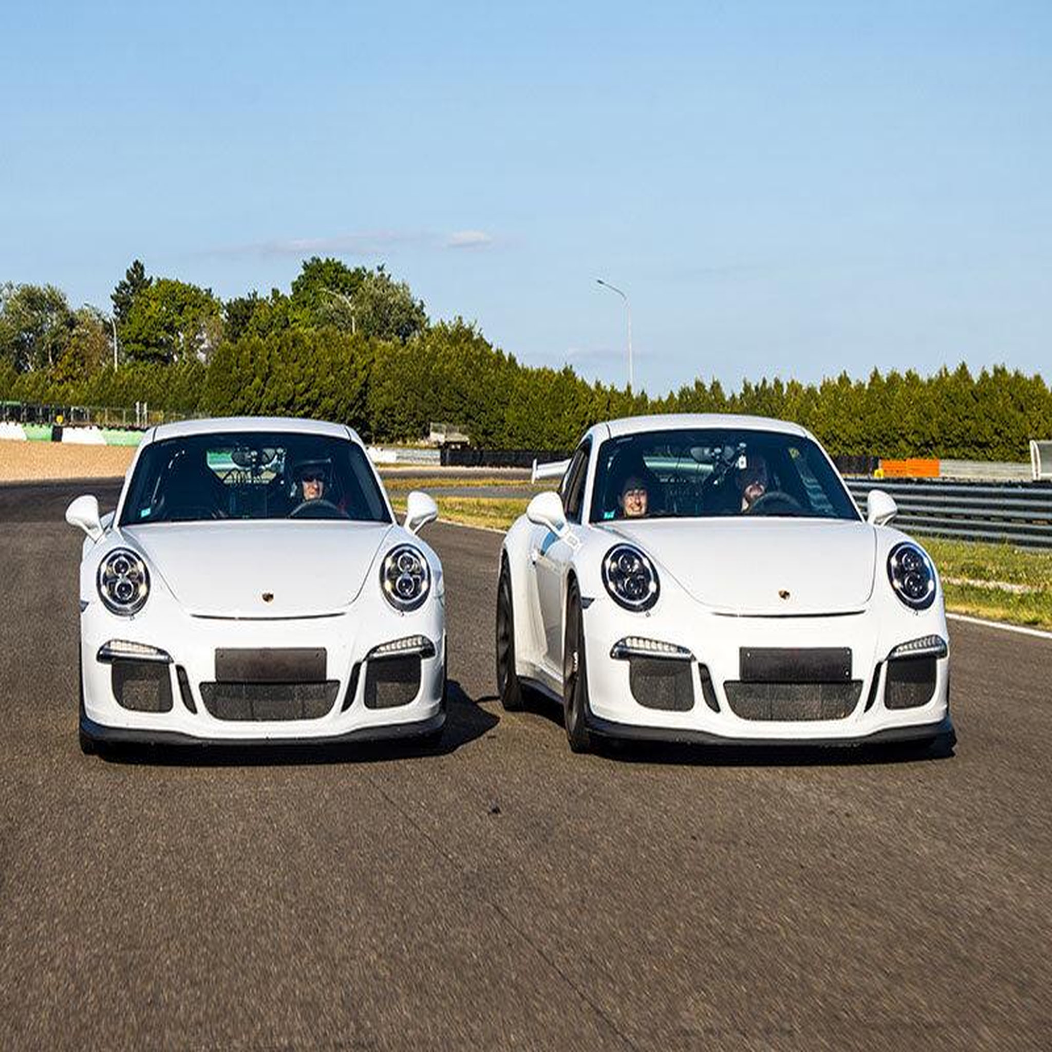 Voir la diapositive 4 : Smartbox Stage de pilotage : 2 tours sur le circuit du Roussillon en Porsche 991 GT3 - Coffret Cadeau Sport & Aventure