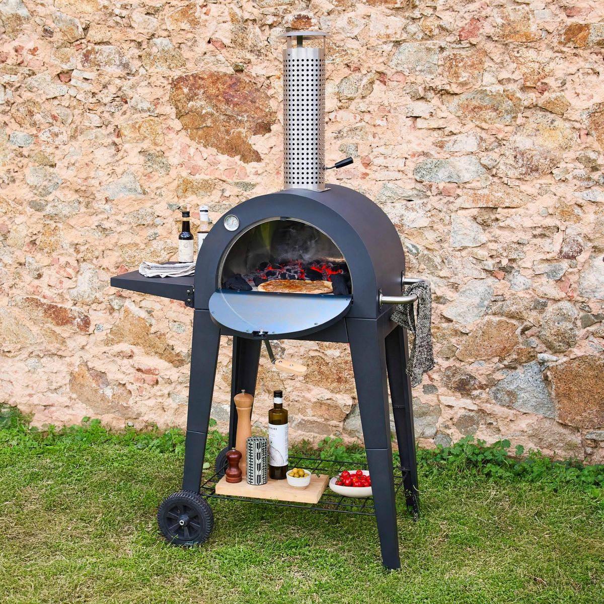 SWEEEK Four à pizza d'extérieur au charbon de bois. coloris noir - Giulia - pierre de cuisson roulette pelle et housse. L70xP63xH122cm
