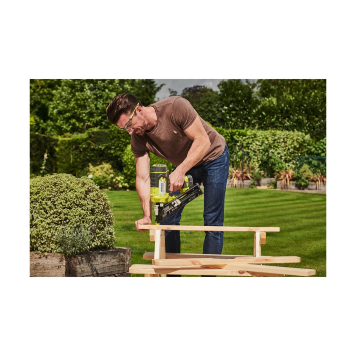 Ryobi Cloueur de finition incliné à air comprimé RYOBI 18V One+ - 15 G - sans batterie ni chargeur - R15G