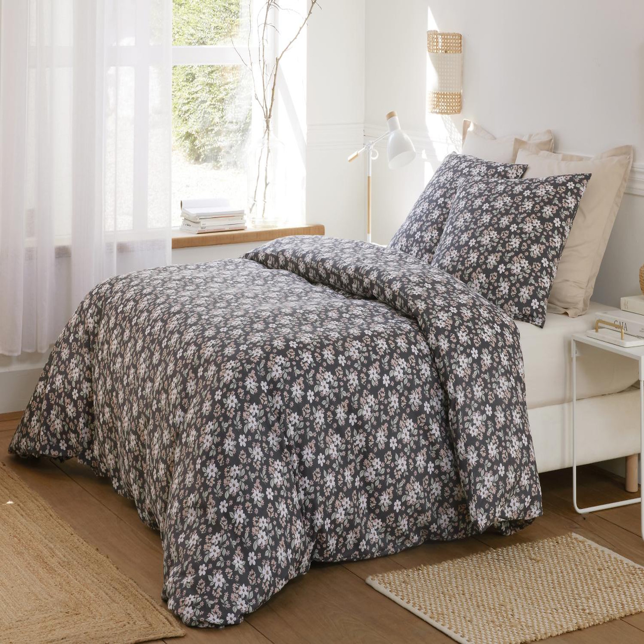 BATON ROUGE Parure housse de couette 100% gaze de coton imprimé sakuria. Coloris disponibles : Multicolore