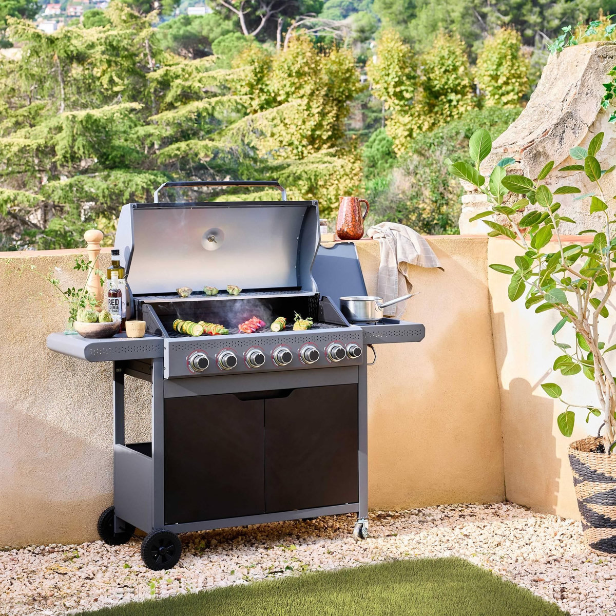 SWEEEK Barbecue au gaz Edmond noir - 6 brûleurs + 1 feu latéral. avec thermomètre. L 132x P62 x H143 cm