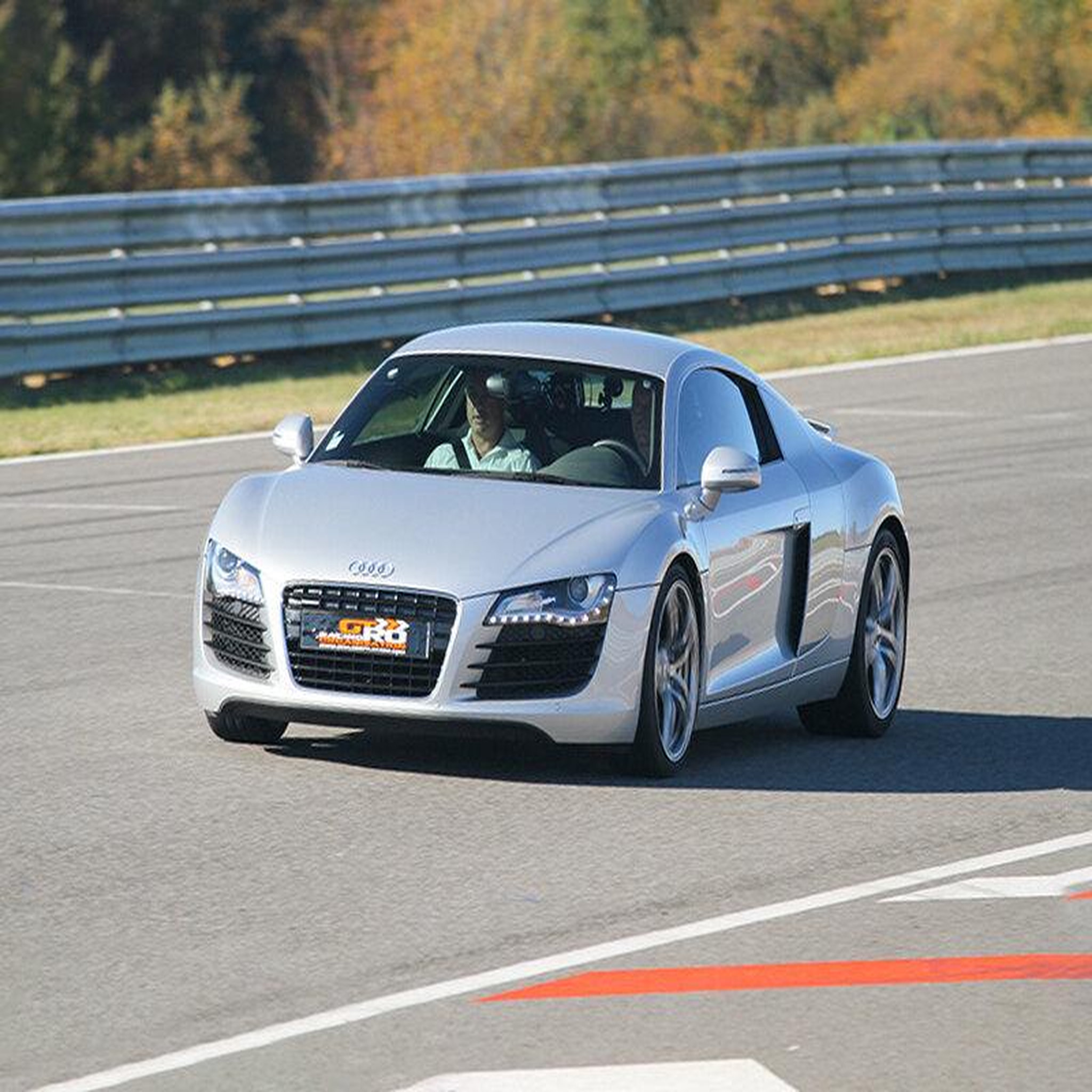 Voir la diapositive 2 : Smartbox Pilotage sur circuit : 2 tours au volant d'une Porsche 992 GT3 et 2 tours en Audi R8 V10 - Coffret Cadeau Sport & Aventure