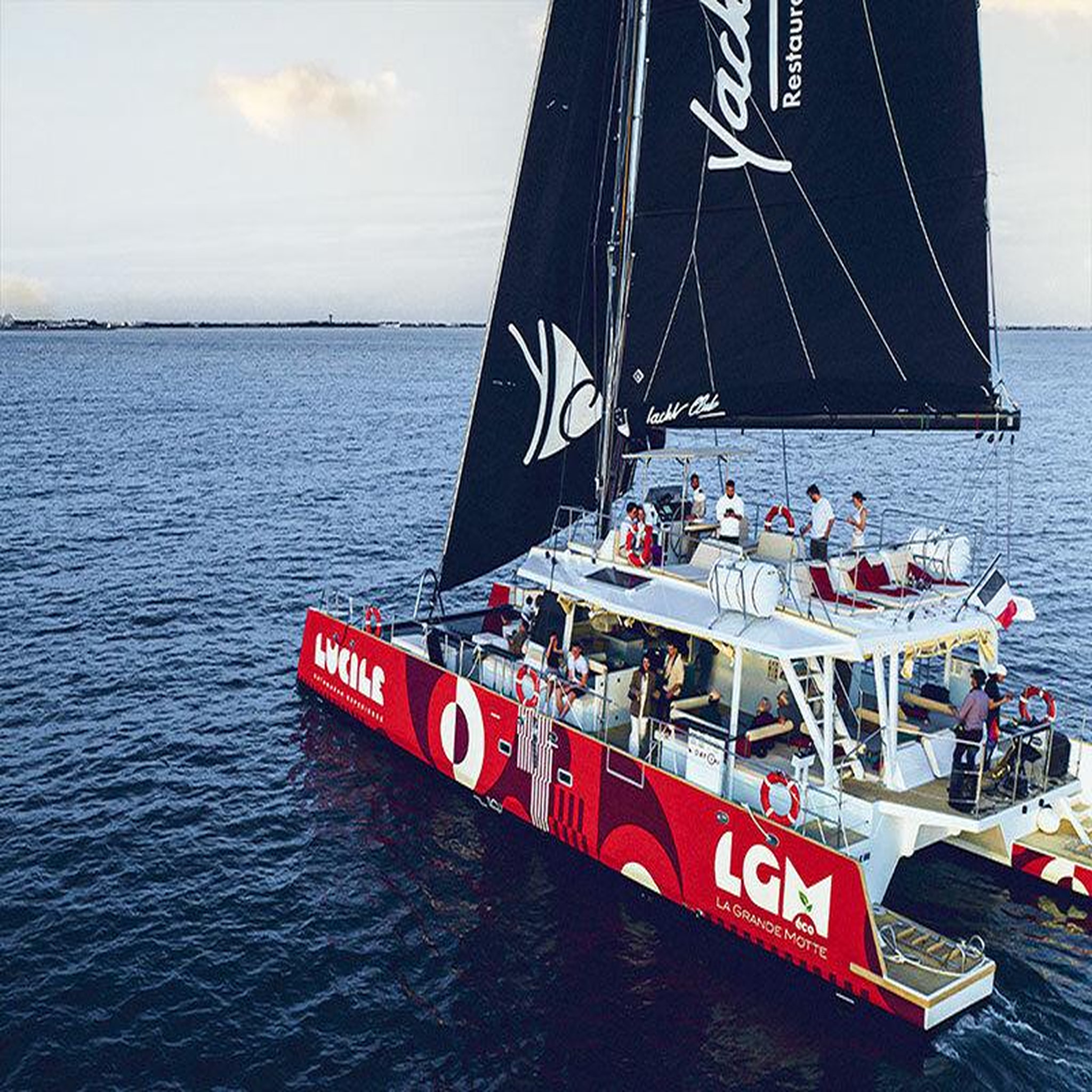 Voir la diapositive 2 : Smartbox Sortie en catamaran d'1h30 pour 2 personnes depuis la grande-motte - coffret cadeau sport & aventure