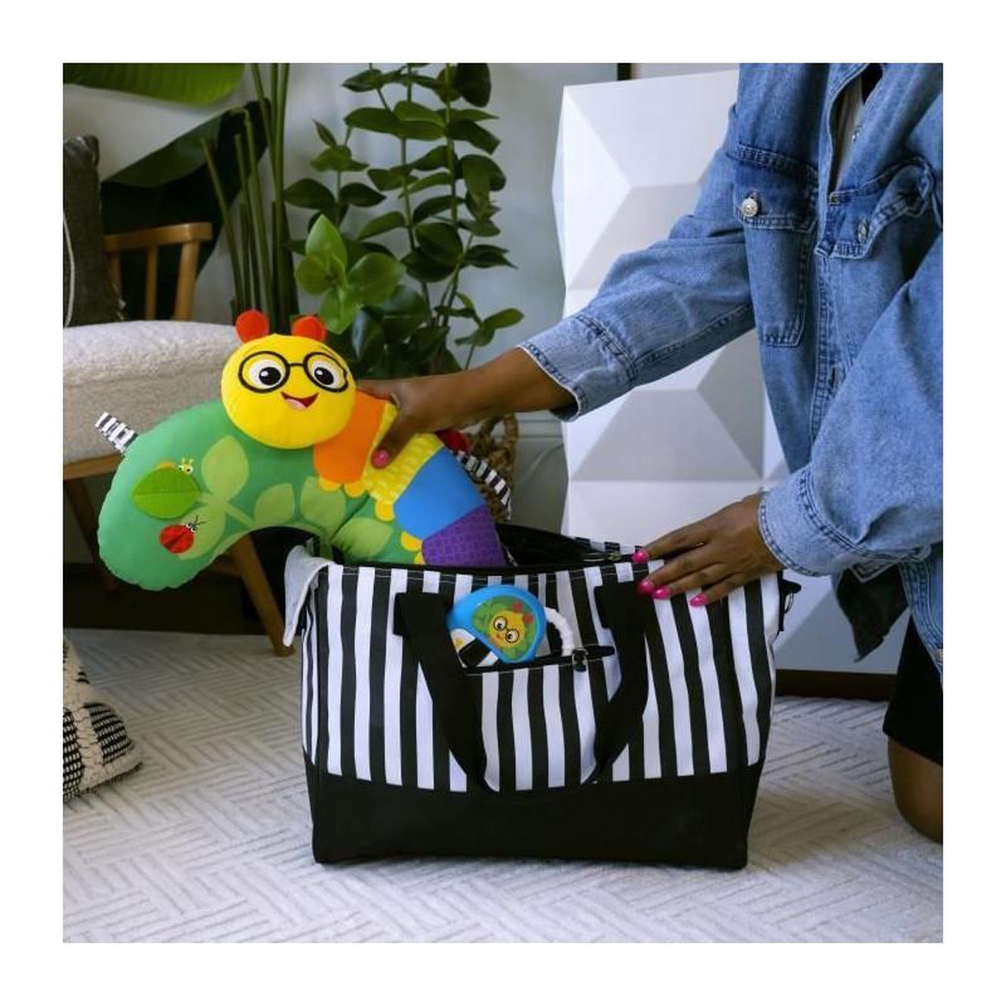 Voir la diapositive 5 : BABY EINSTEIN Coussin d'activités Baby Einstein Cal-a-Pillow vert