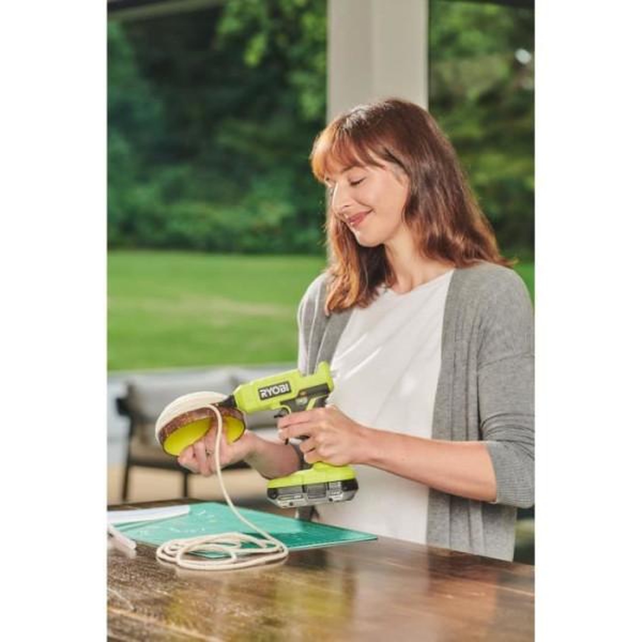 Voir la diapositive 4 : Ryobi RYOBI - Pistolet a colle 18V ONE+ - chauffe en 3 min - indicateur de chauffe - diam. bâtons 12 mm - Avec 3 de colle - RGLU18-0