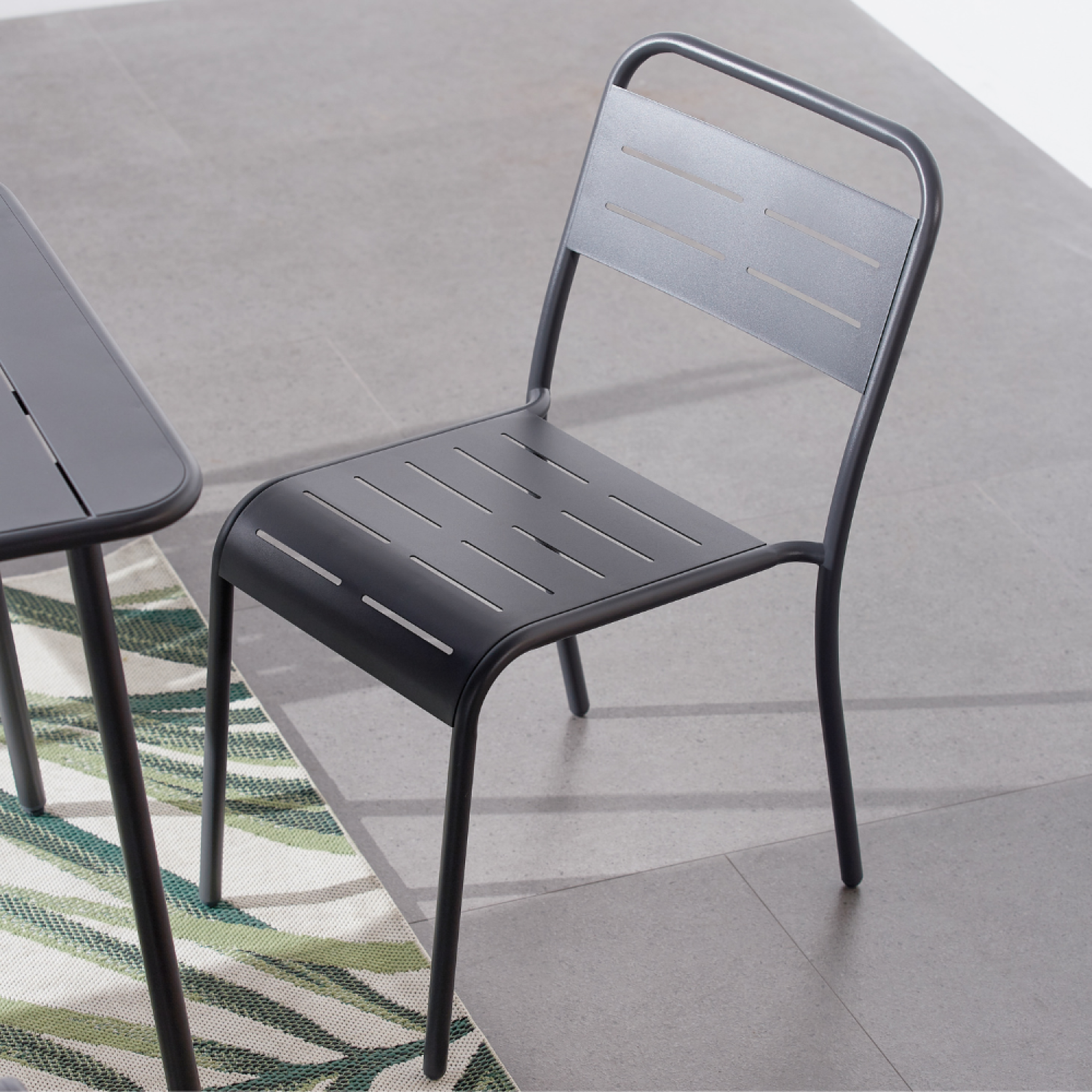Voir la diapositive 2 : CONCEPT USINE Lot de 4 chaises en acier gris foncé bergame