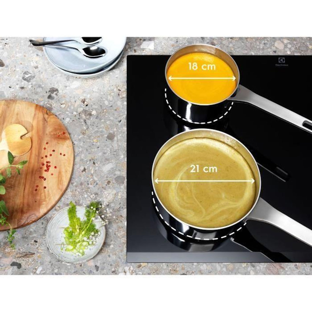 ELECTROLUX Table de cuisson induction 71cm 4 feux 7350w noir - eiv734
