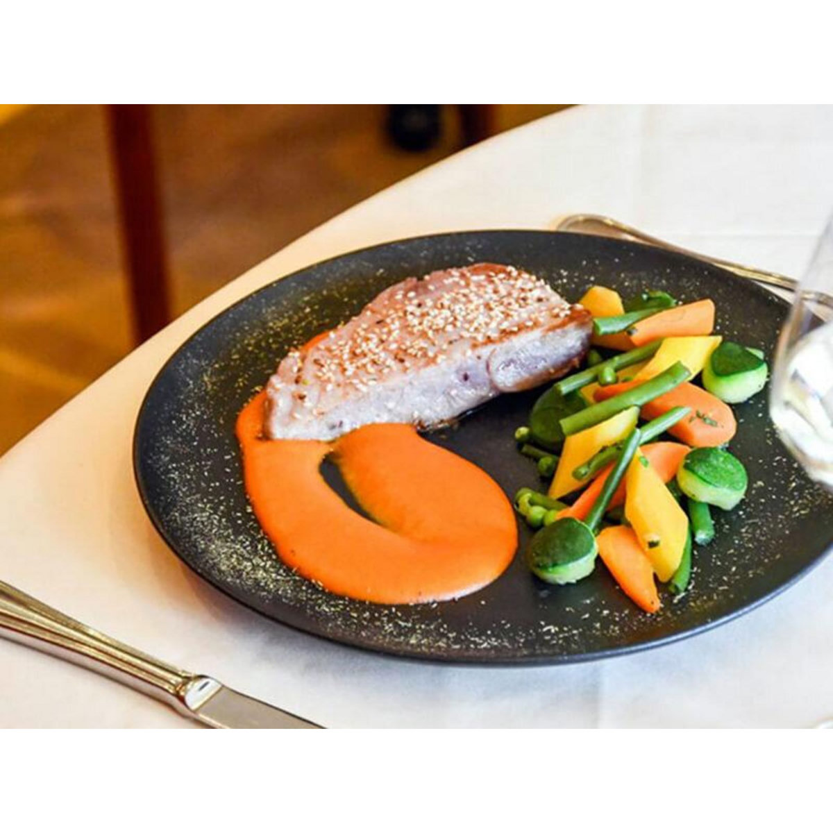 Smartbox Repas d'excellence avec boissons ou apéritif pour deux jeunes mariés - Coffret Cadeau Gastronomie