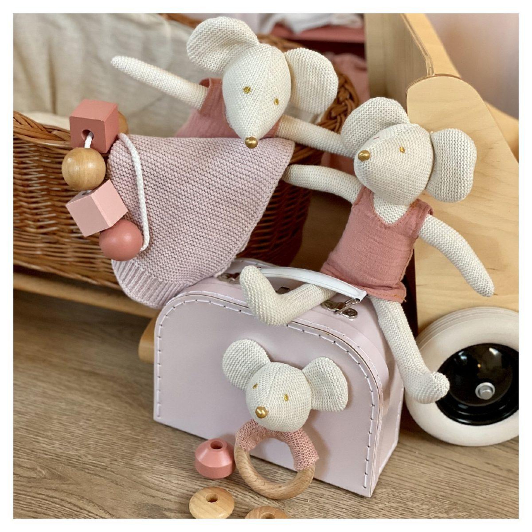 Voir la diapositive 2 : EGMONT TOYS Doudou musical celeste la sourie blanche