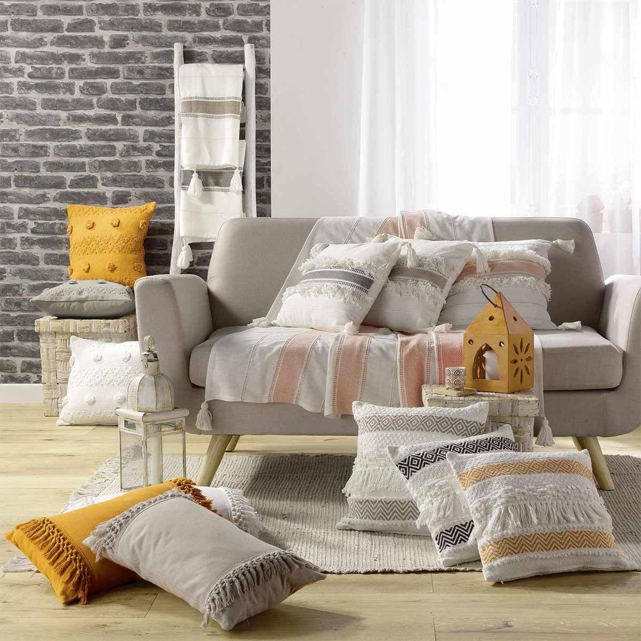 Voir la diapositive 3 : Douceur d'Intérieur Coussin déco à pompons  alenia  40x40cm lin