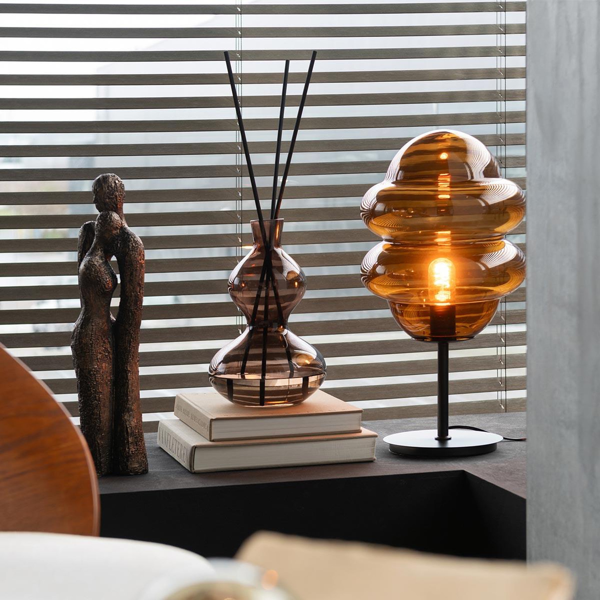 Voir la diapositive 5 : J-LINE Lampe à poser en verre  cuillere miel  52cm marron